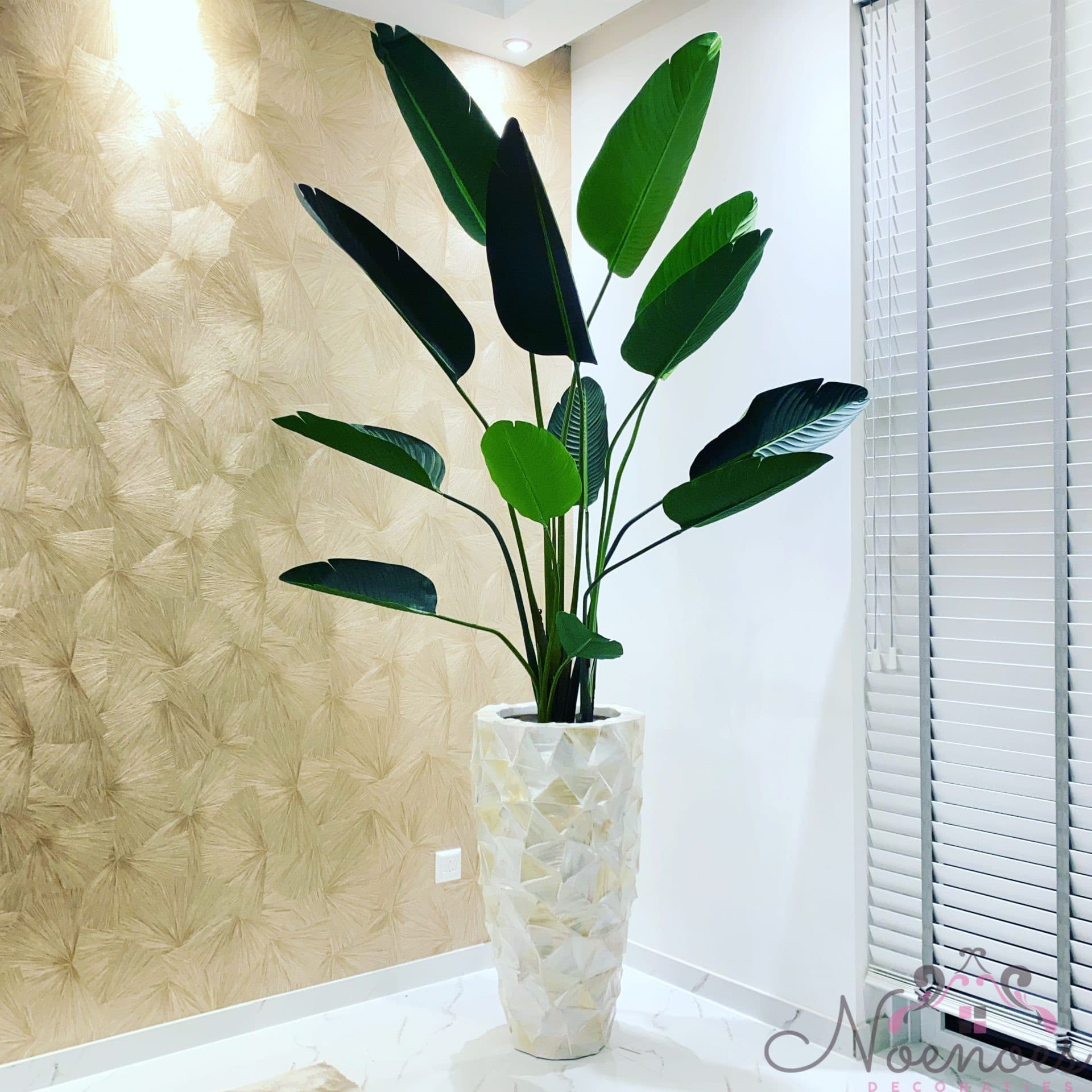 Schelpenvaas 77 cm opgemaakt met strelitzia kunstplant 225 cm