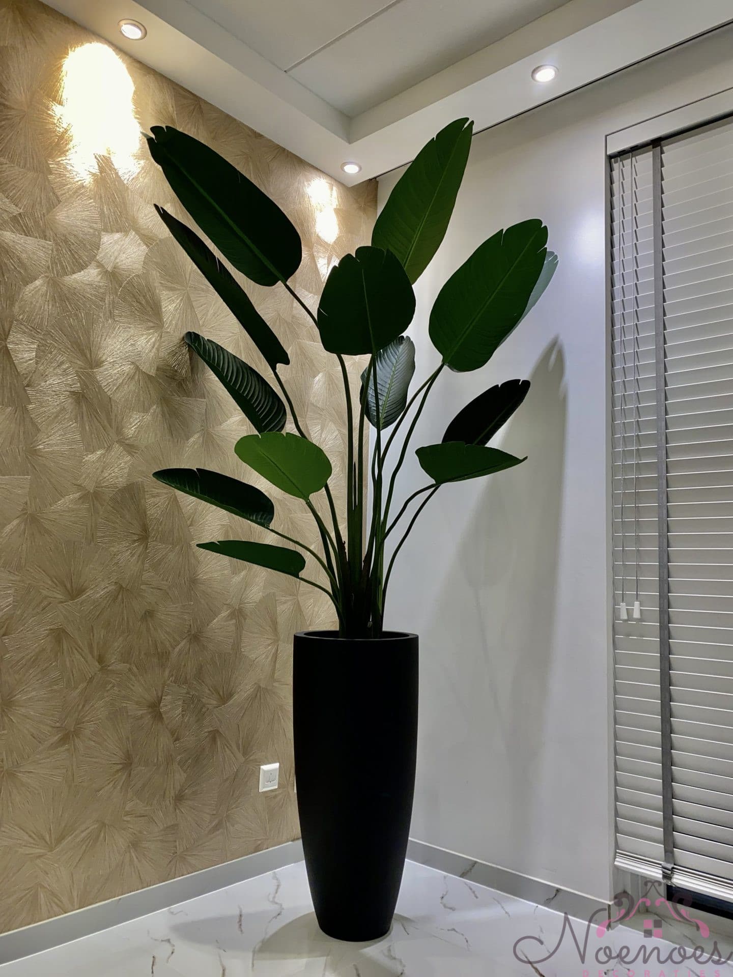 Vaas zwart mat opgemaakt met strelitzia kunstplant XL 230 cm