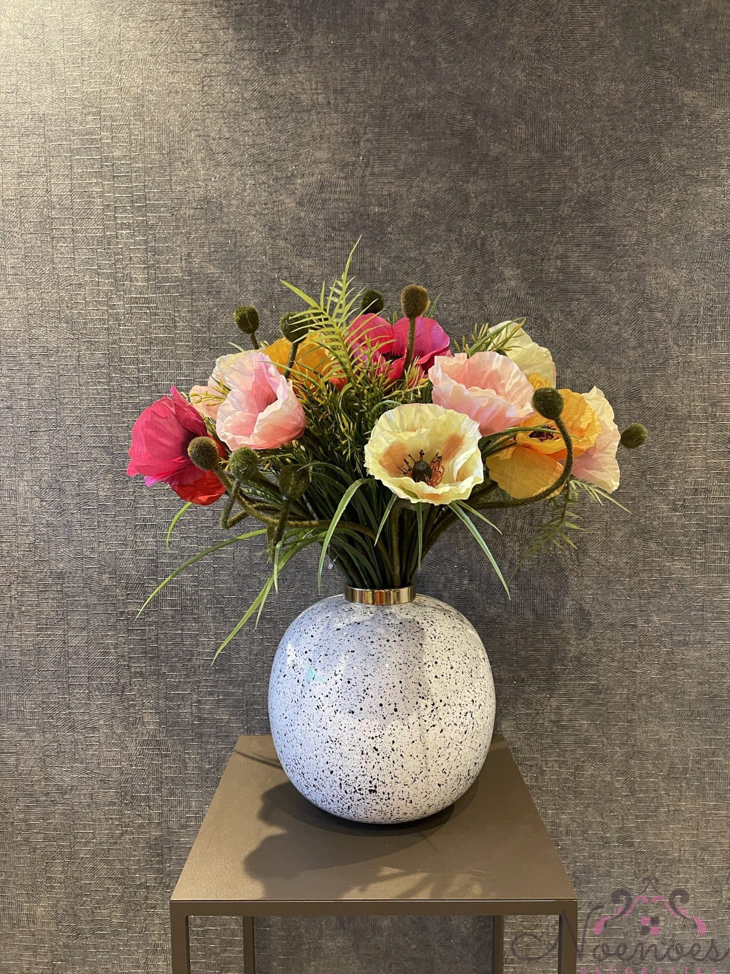 Vaas met zijdebloemen boeket roze en geel - ronde spikkelvaas