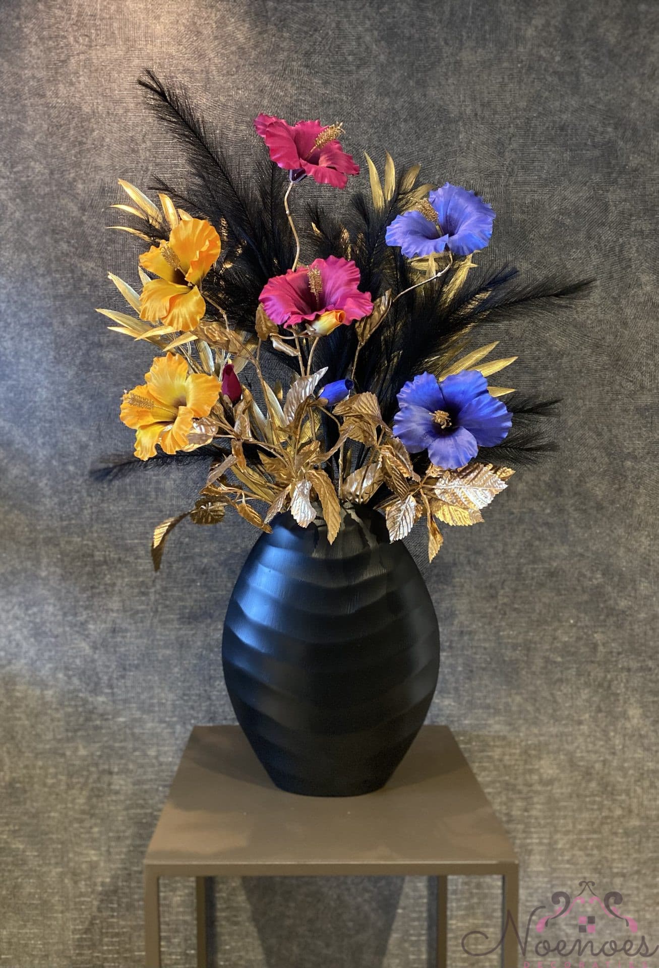 Ribbel vaas zwart met zijdebloemen arrangement 80 cm
