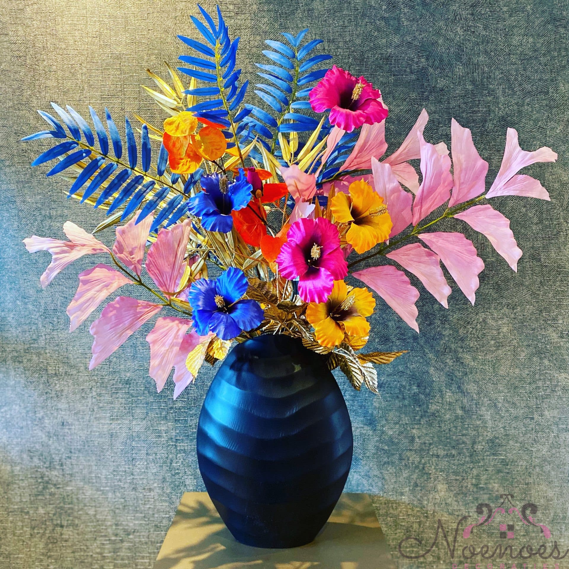 Ribbel vaas zwart met kleurrijk zijdebloemen arrangement 90 cm