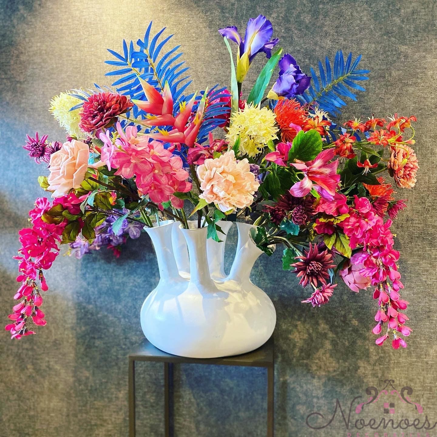 Toetervaas wit opgemaakt met zijdebloemen XXL 110 cm breed