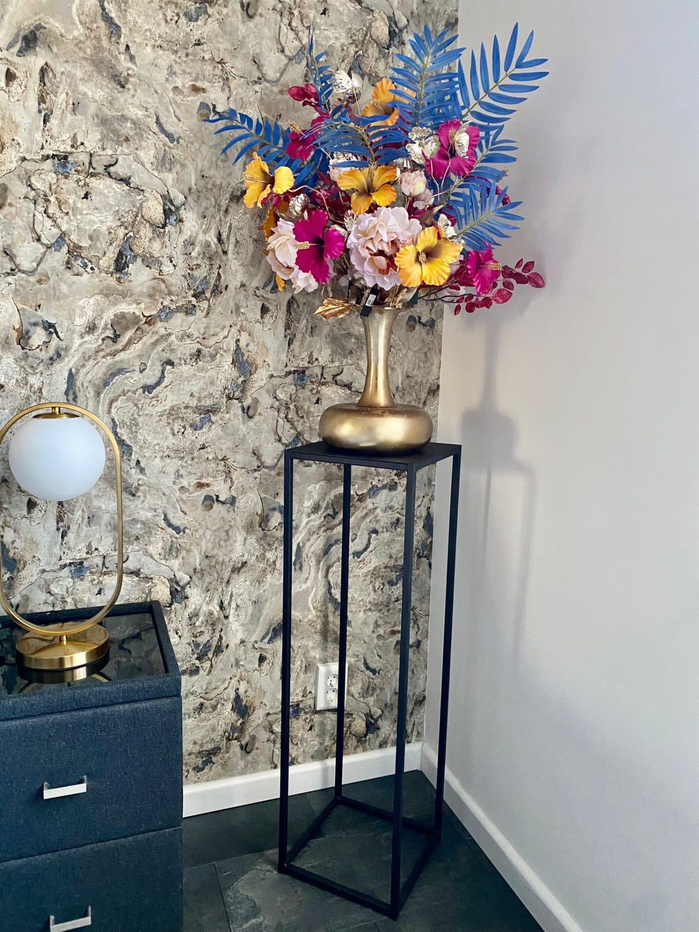 Richmond vaas goud op zwarte pilaar met zijdebloemen arrangement