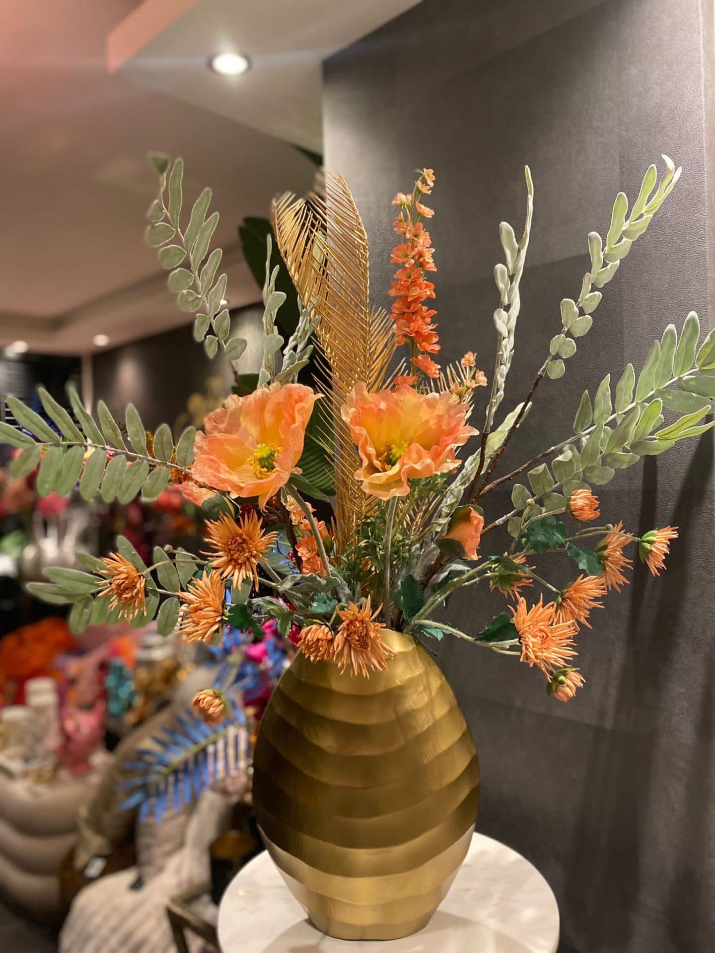 Gouden vaas met zijdebloemen arrangement oranje 93 cm