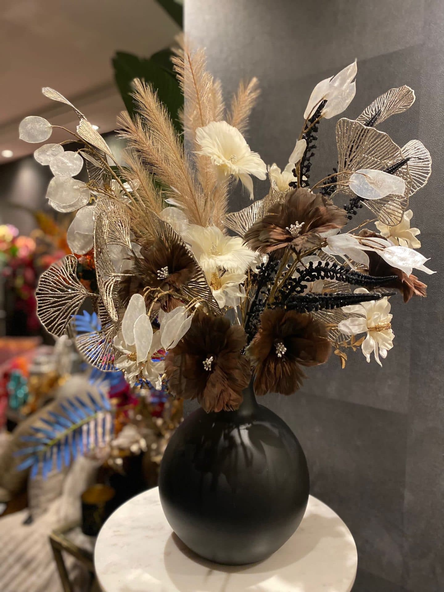 Zwarte vaas met zijdebloemen boeket bruin-creme 78 cm