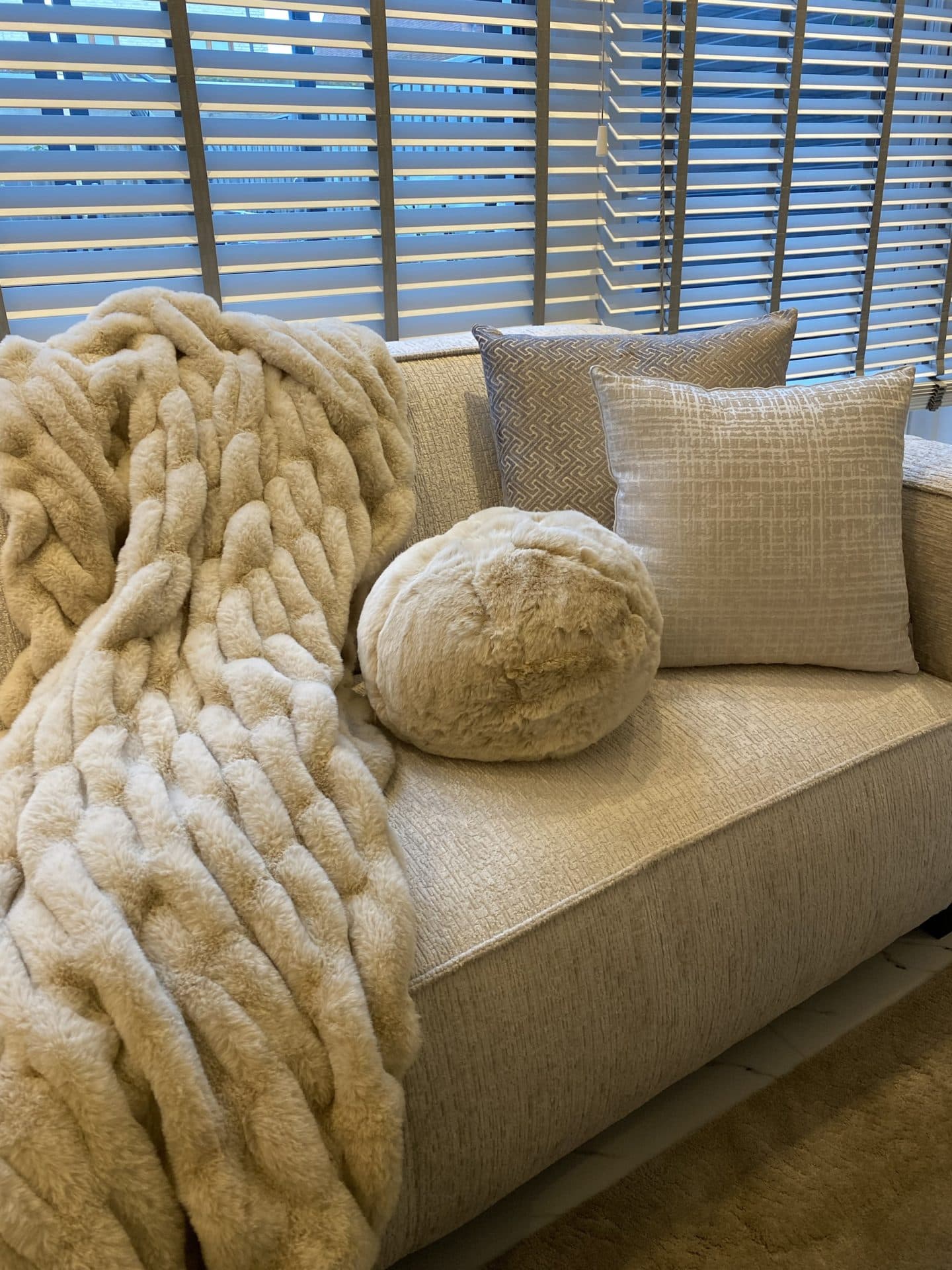 Kussen bal fluffy beige 30x30 cm rond sierkussen