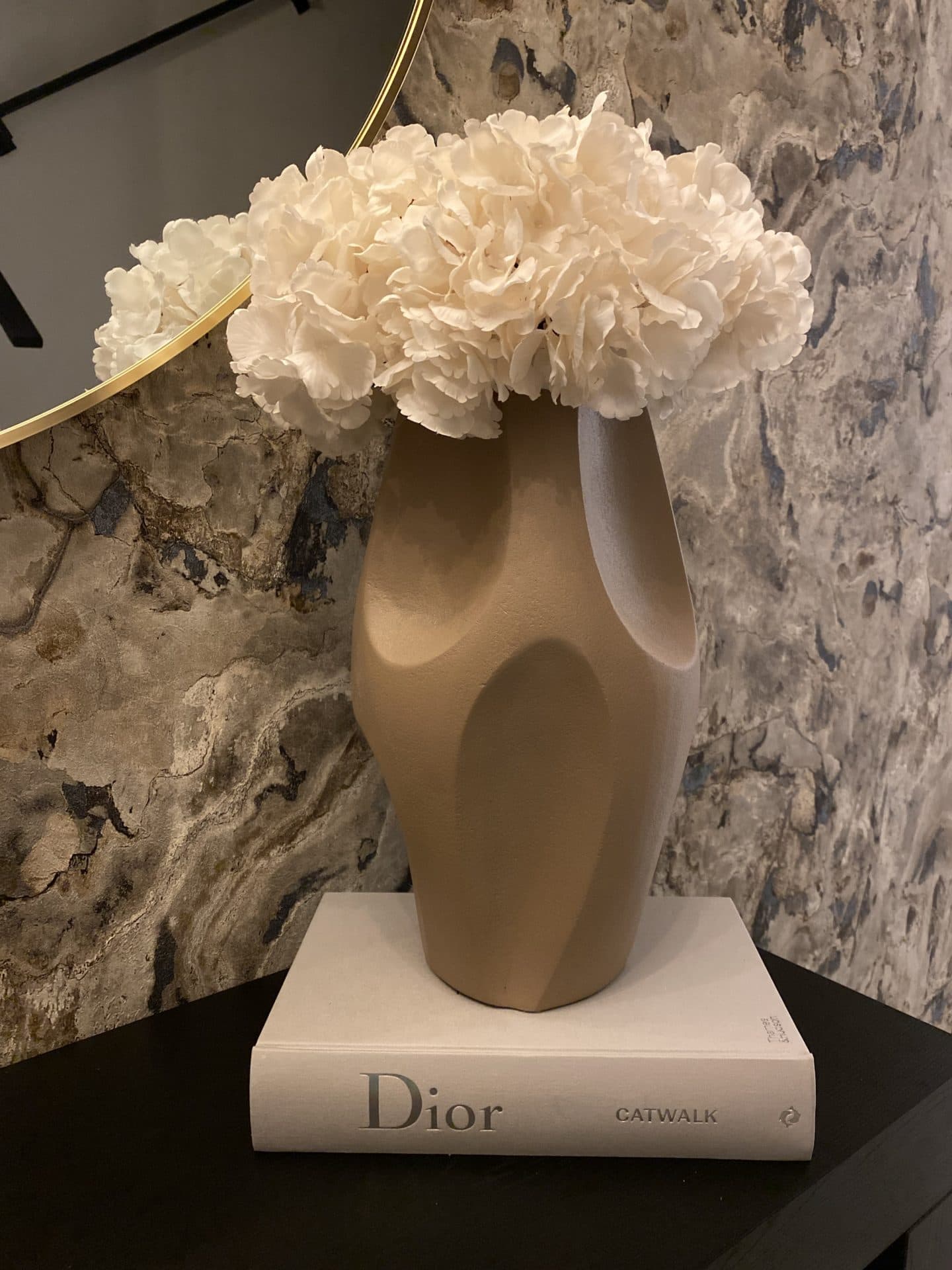 Vaas taupe S Marbella met crème hortensia's, 35 cm hoog