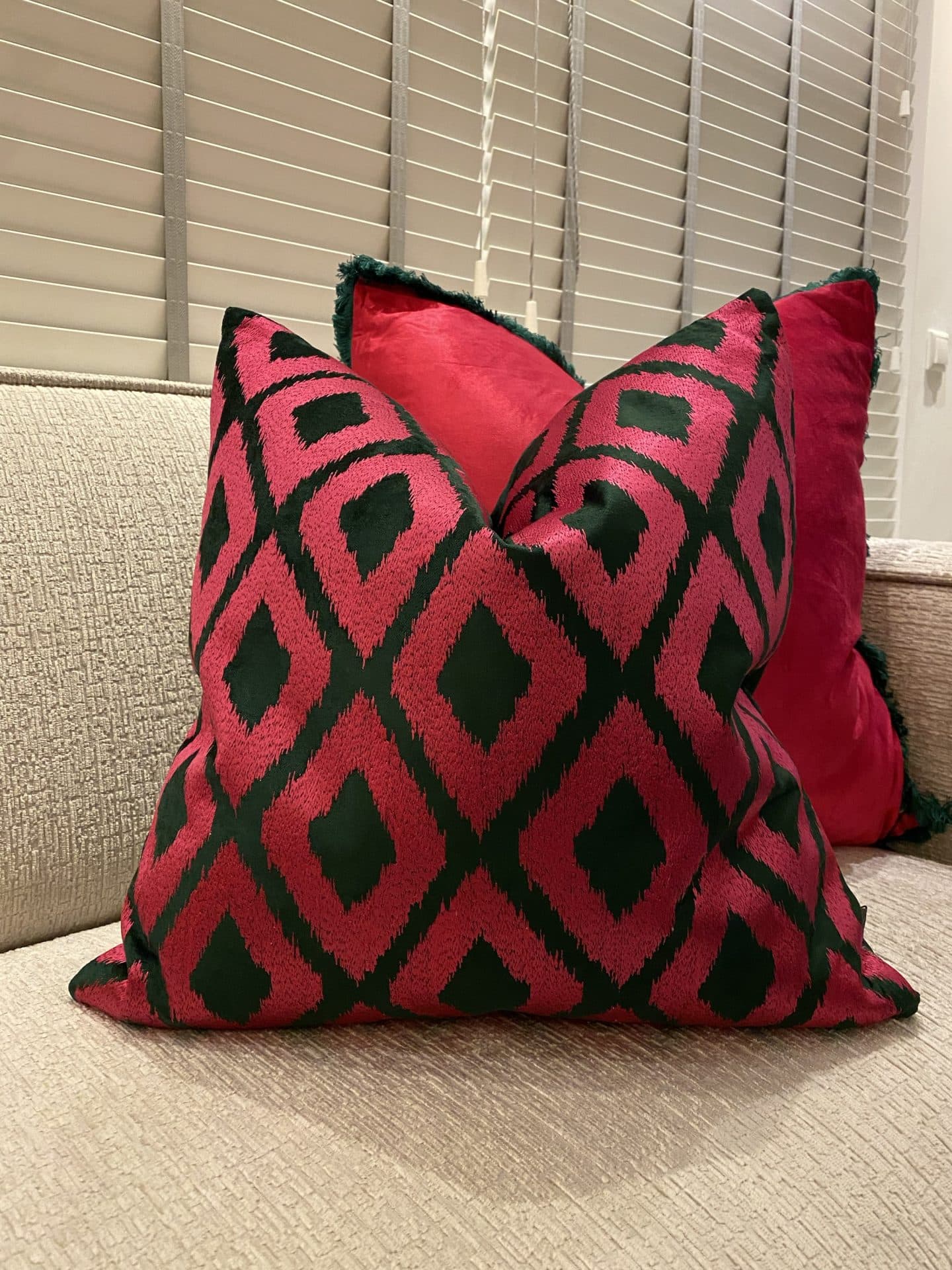 Sierkussen fuchsia groen ikat patroon 50x50 cm