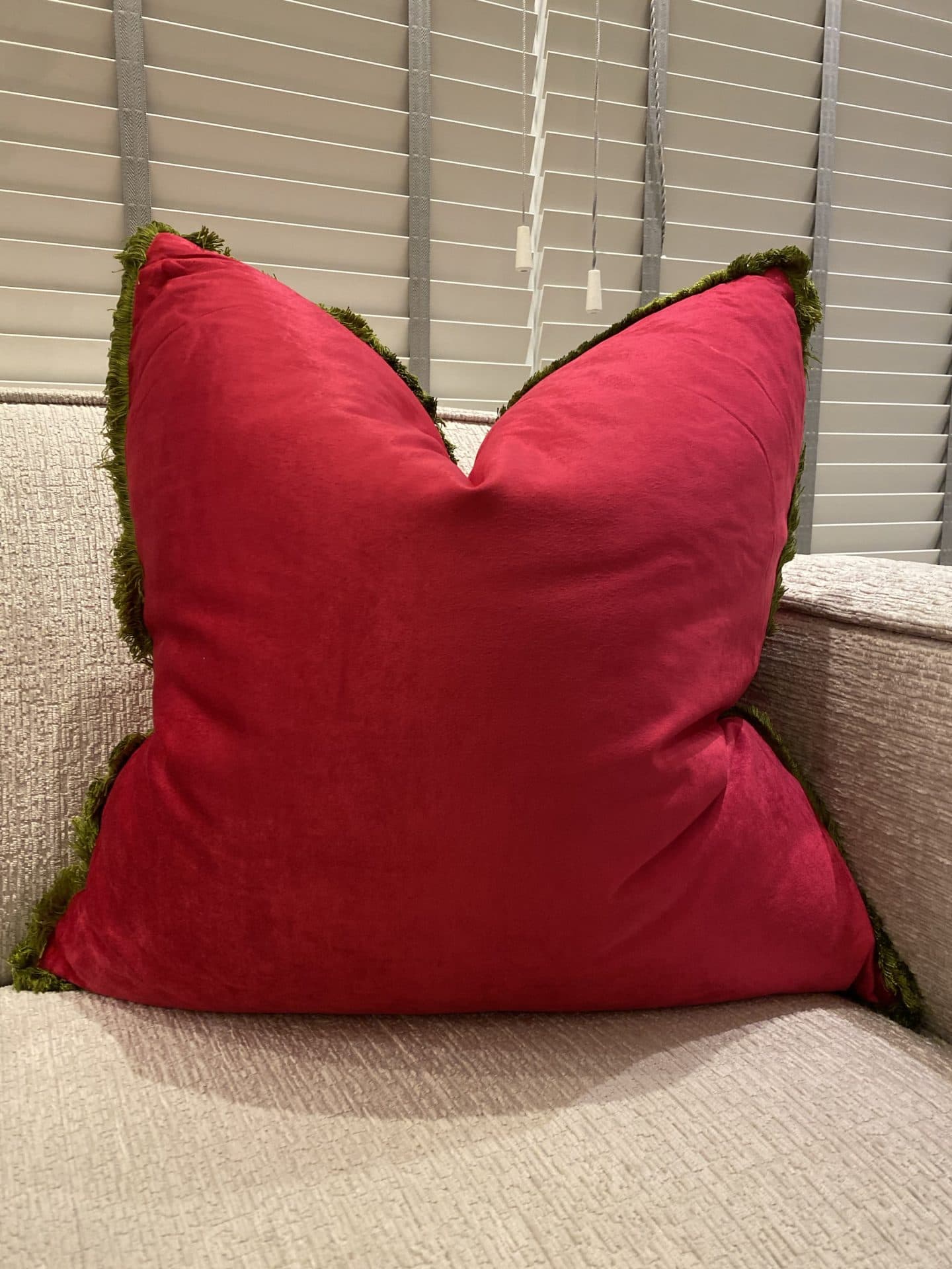 Sierkussen fuchsia velvet met groene franje 60x60 cm