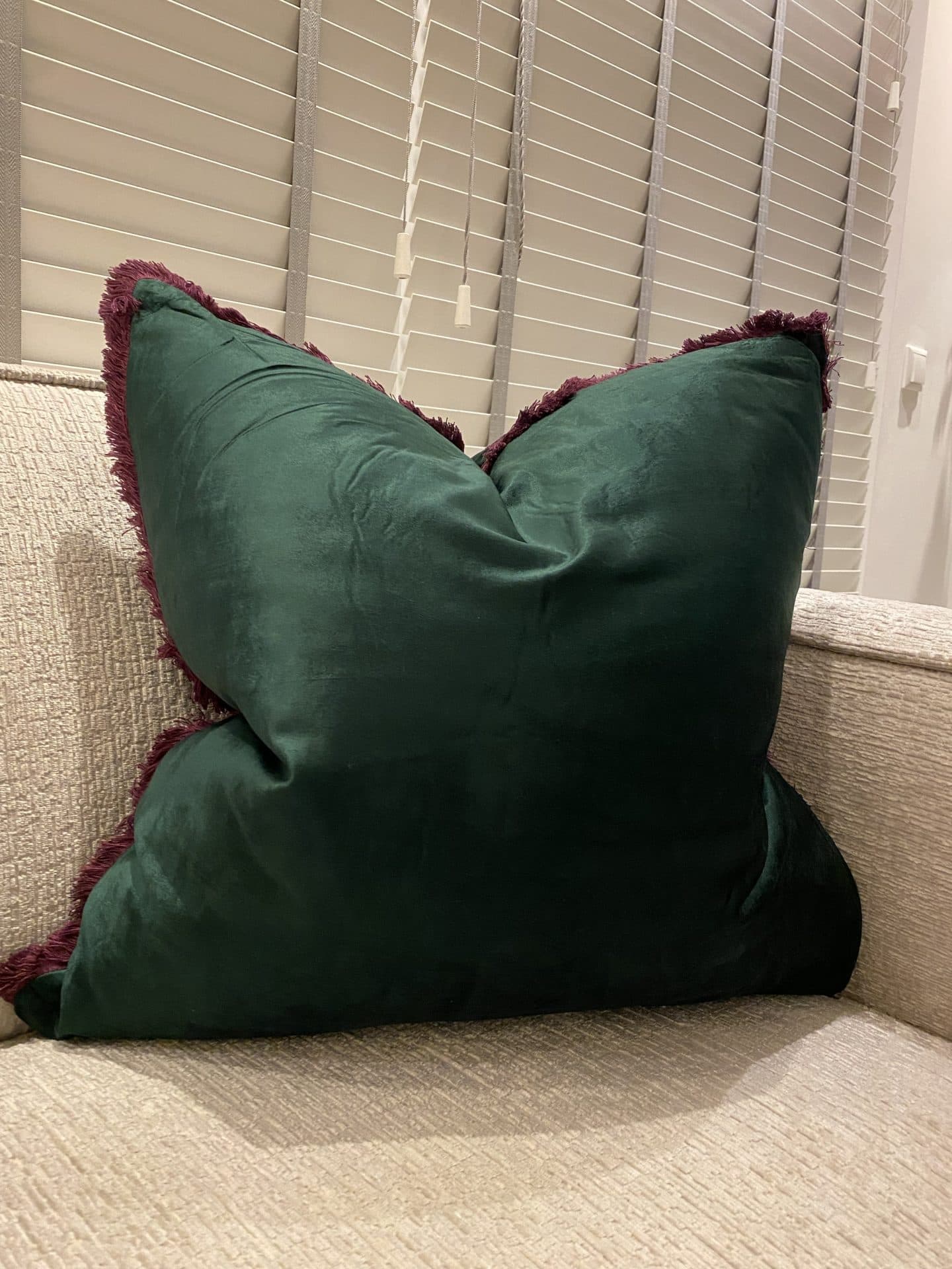 Sierkussen donkergroen velvet met paarse franje 60x60 cm