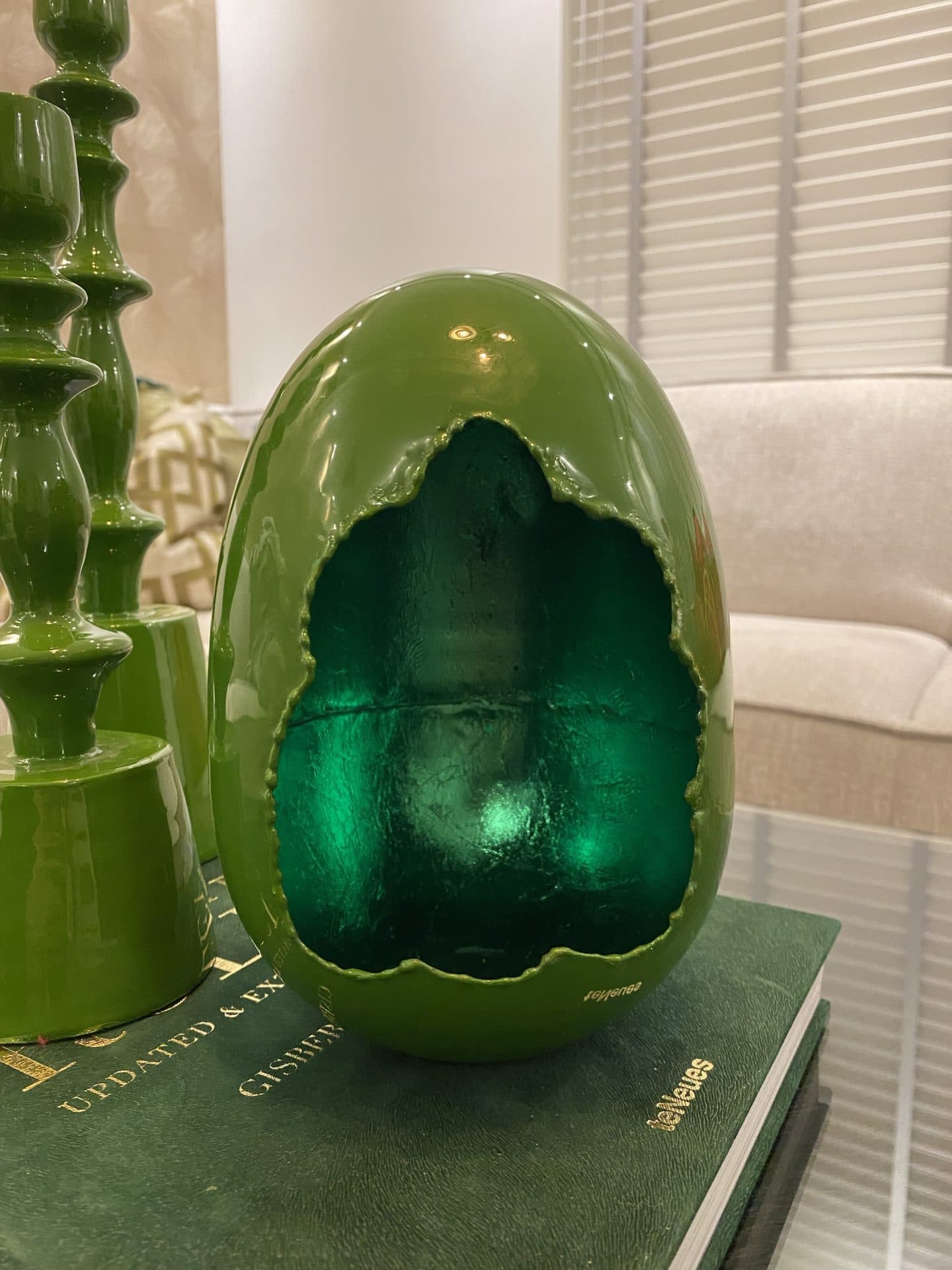Decoratief ei groen glanzend met verlichte holte 20,5 cm