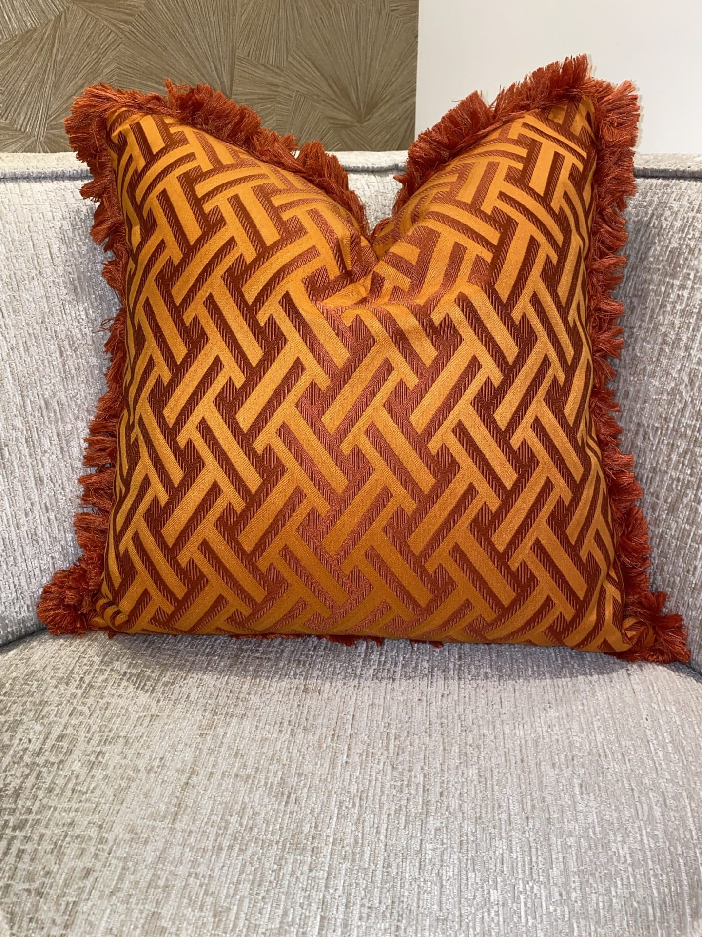 Eichholtz kussen oranje geometrisch patroon met franjes 60x60 cm