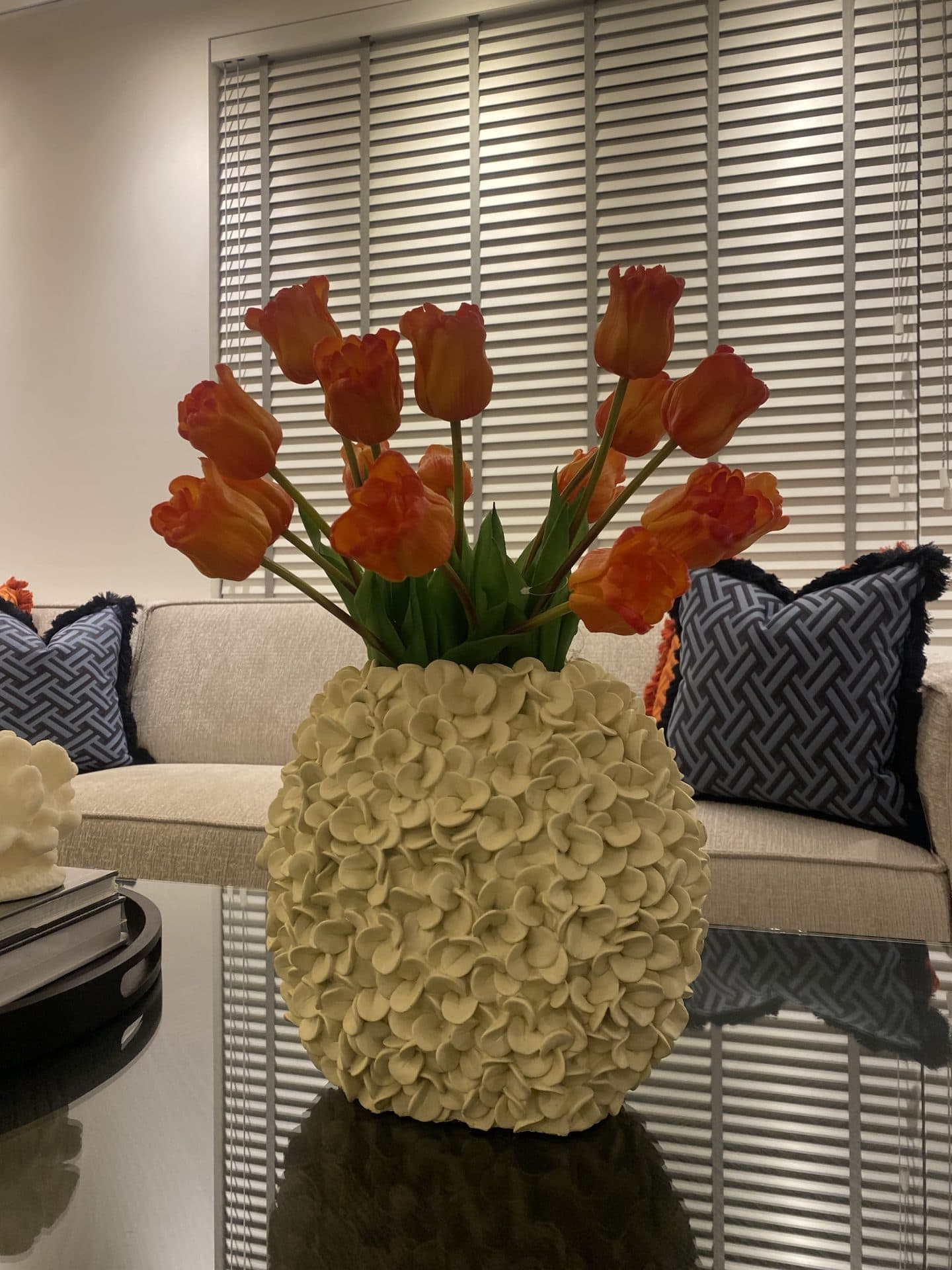 Vaas flower ovaal crème met kunst tulpen real touch 52 cm