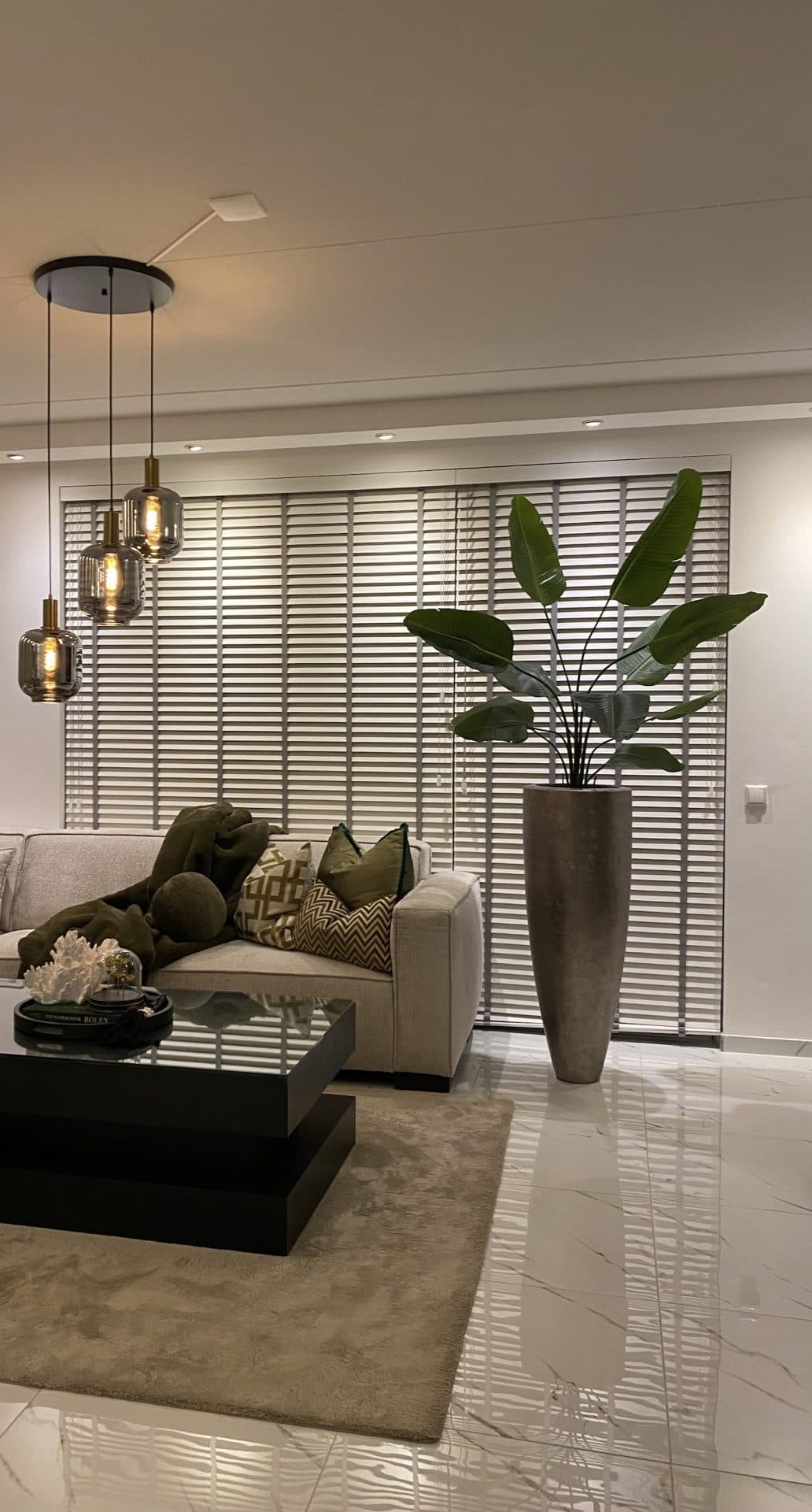 Vaas champagne bladzilver 110 cm opgemaakt met strelitzia kunstplant