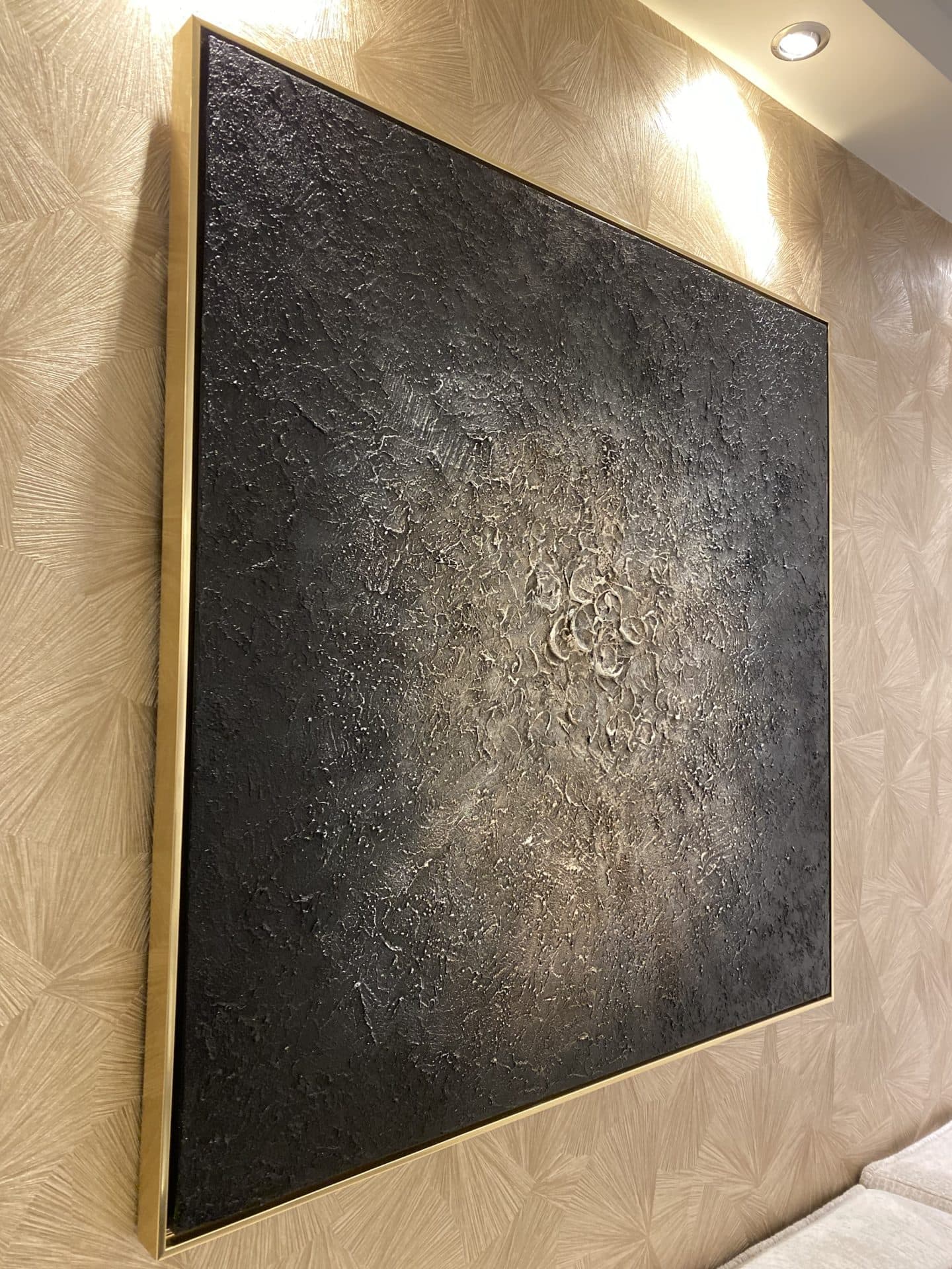 Wanddecoratie krater zwart-goud met gouden lijst 120x120 cm