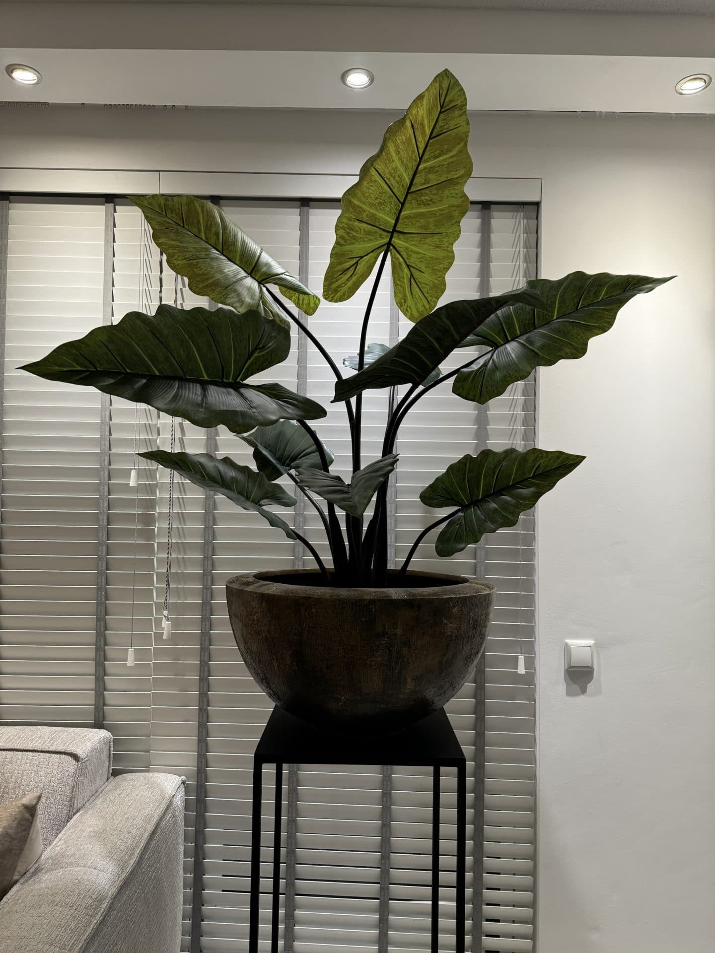 Vaas tafelmodel bruin met kunstplant alocasia, 130 cm hoog