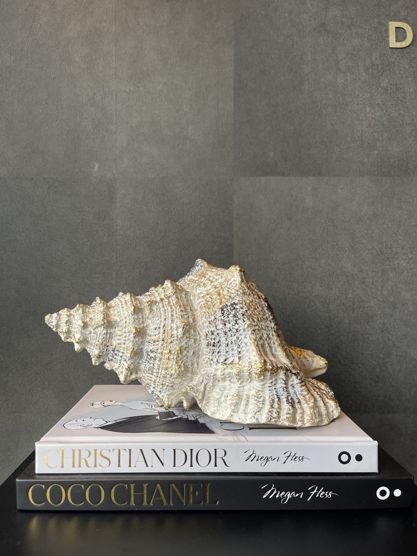 Schelp decoratie wit-goud 24 cm - grote conchschelp woonaccessoire