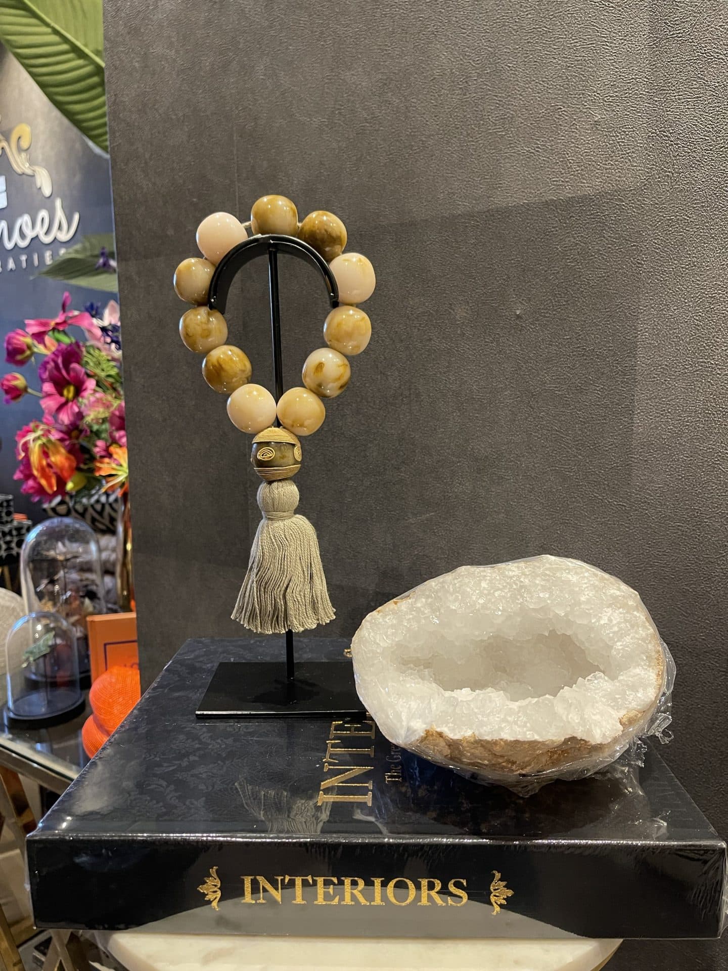 Kralenketting decoratie op standaard beige/taupe 12x31 cm
