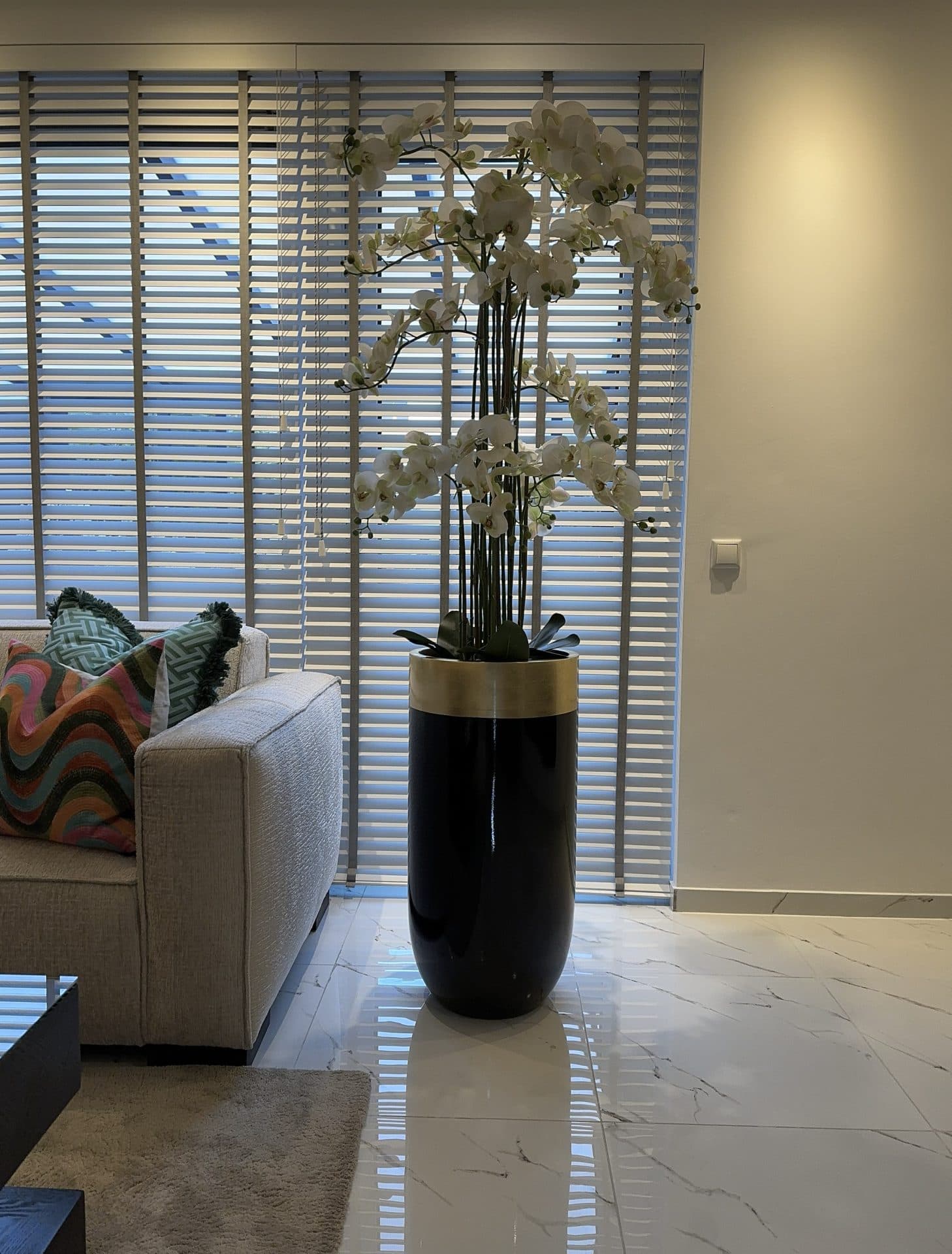 Vaas zwart met gouden rand 80 cm opgemaakt met orchideeën 13 takken