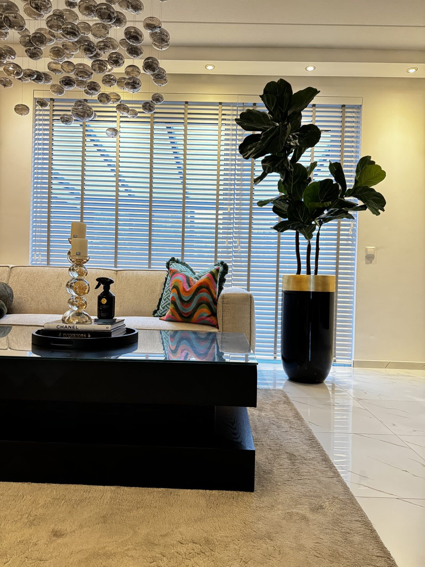 Vaas zwart met gouden rand 80 cm opgemaakt met Ficus Lyrata kunstplant