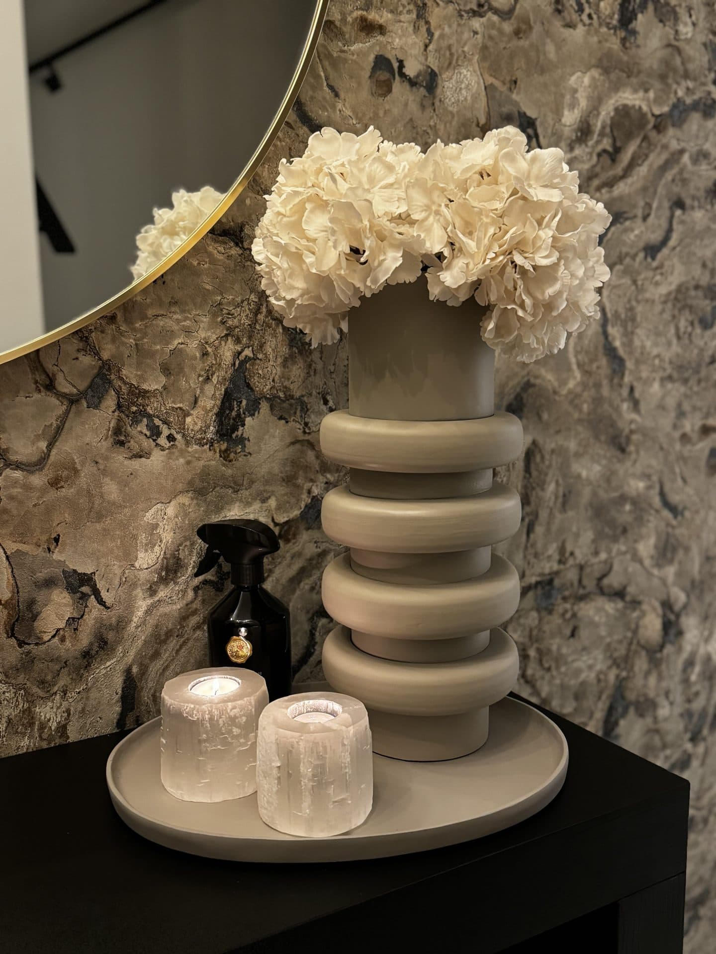 Vaas Iris Sand met hortensia crème arrangement 53 cm