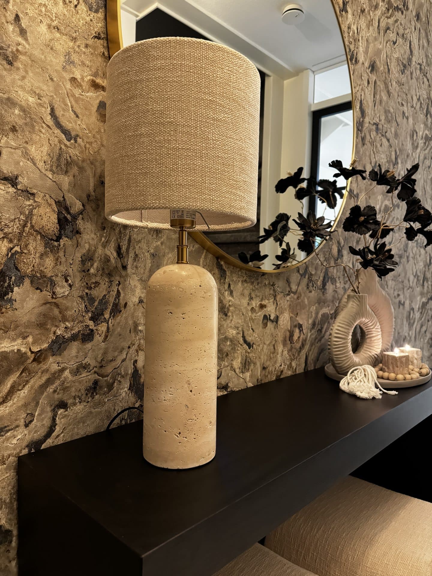 Tafellamp Marbella travertine look met cream chenille kap 64 cm