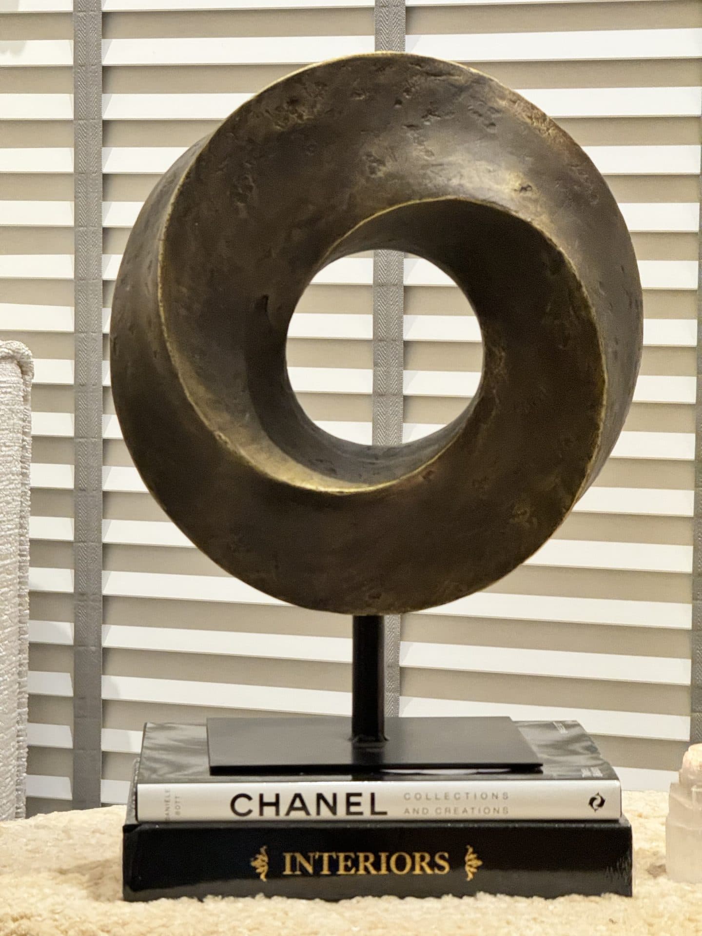 Sculptuur lus op zwart voet goud-brons XL (35x43,5 cm)