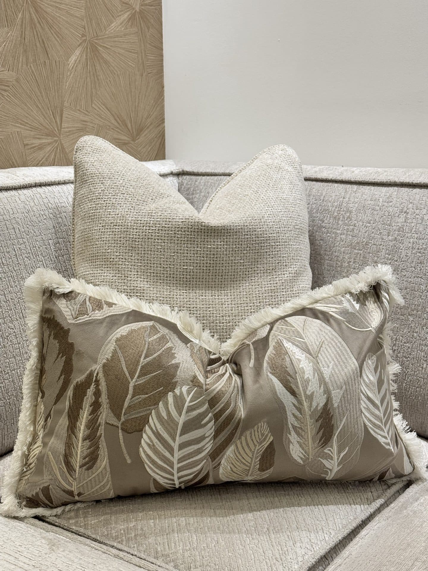 Sierkussen bladprint taupe-ivory met franje 60×35 cm