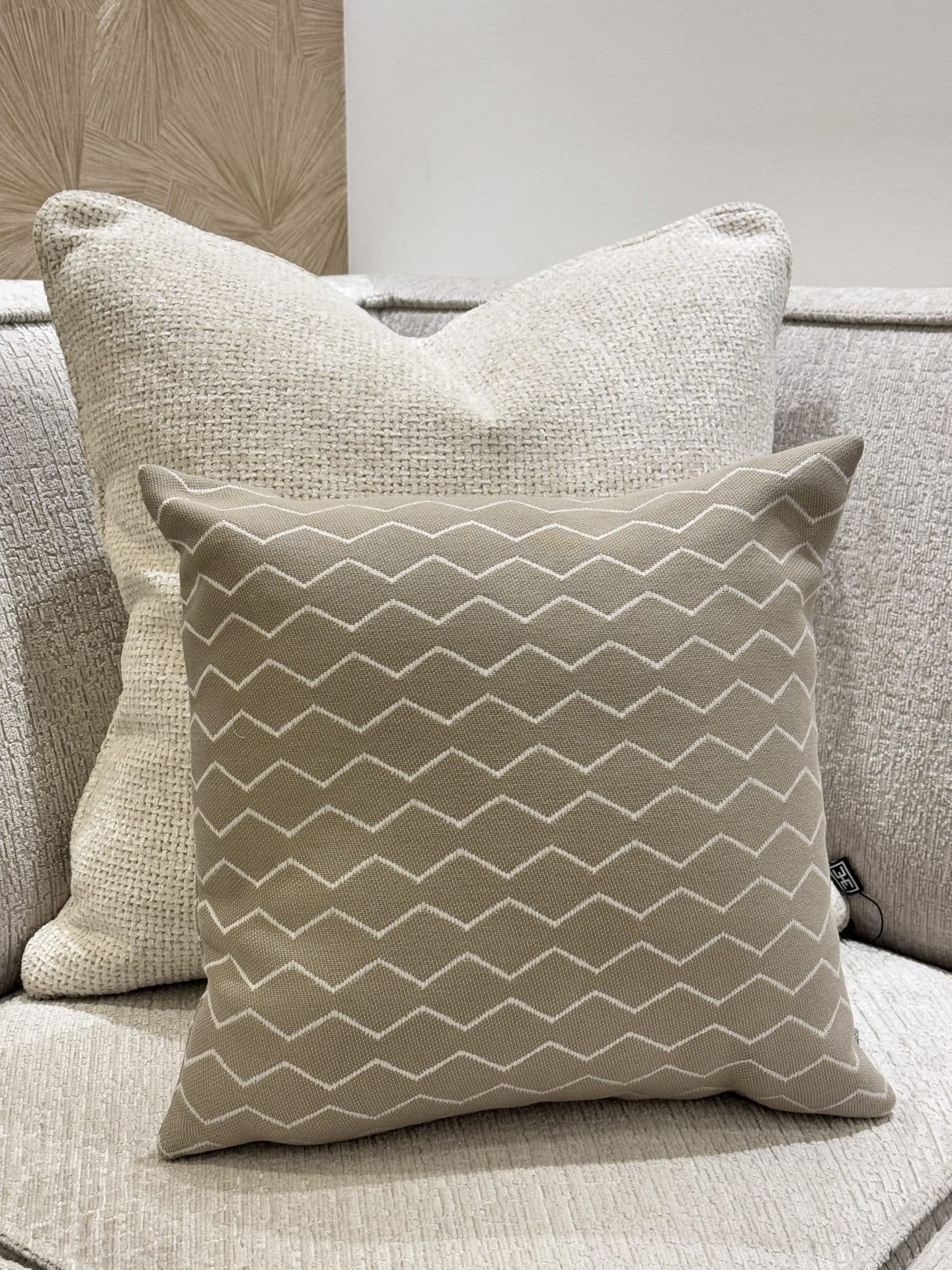 Sierkussen taupe met zigzag patroon 40x40 cm
