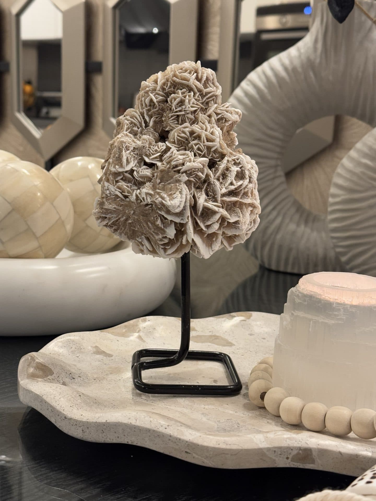 Woestijnroos op zwart metalen voet 12,5x21 cm