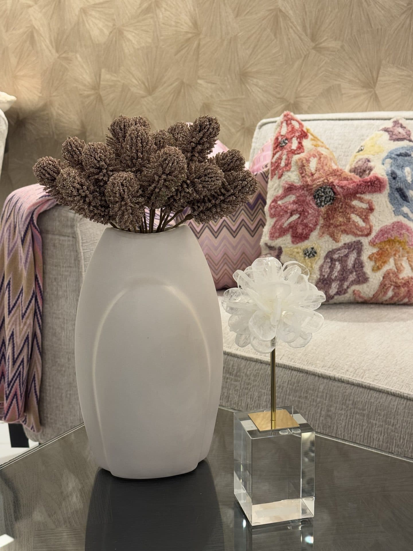 Vaas ivory opgemaakt met decoratieve bruine bloemen 42 cm