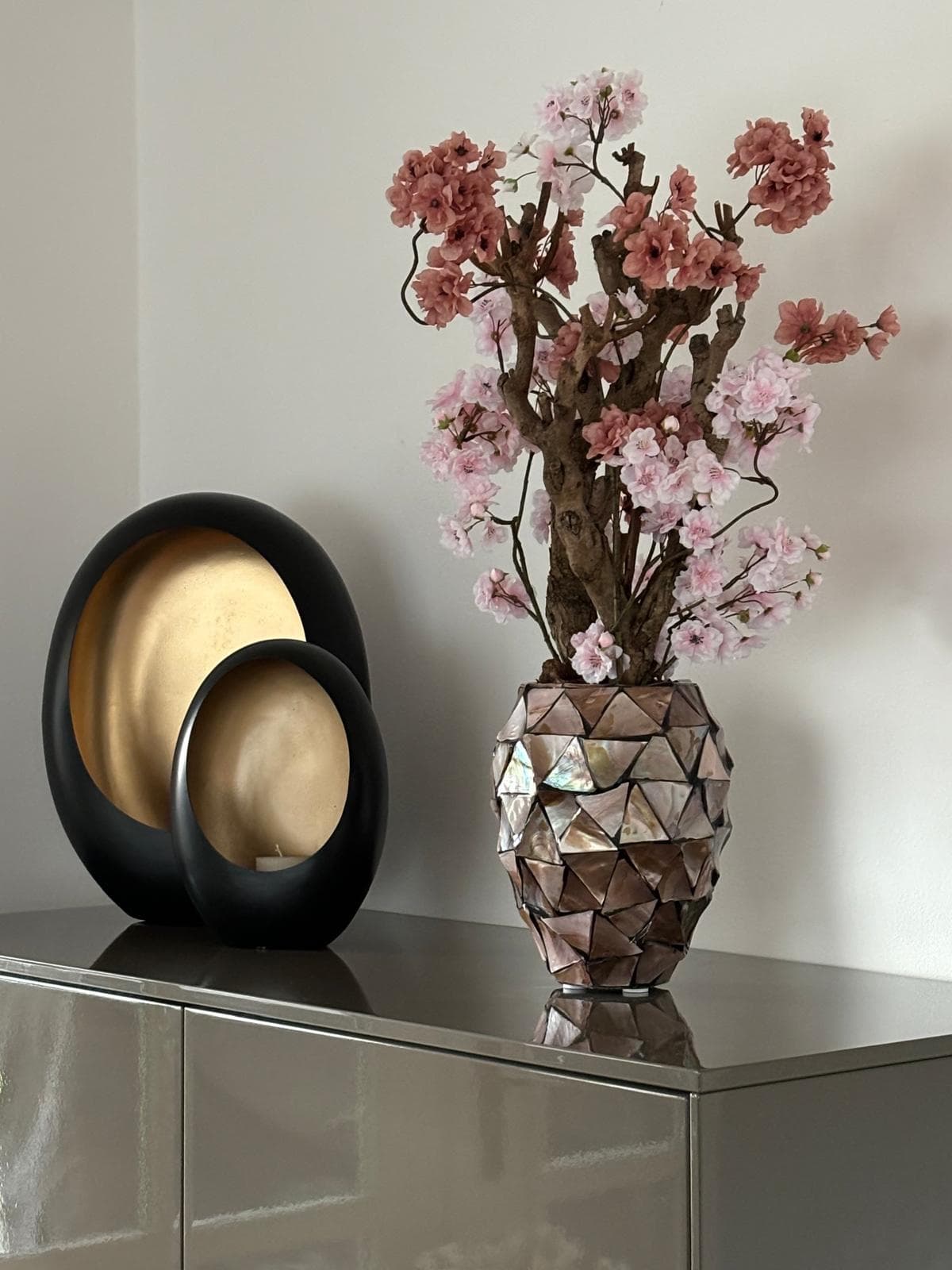 Schelpenvaas bruin met roze Sakura bloesems, H24 cm opgemaakt