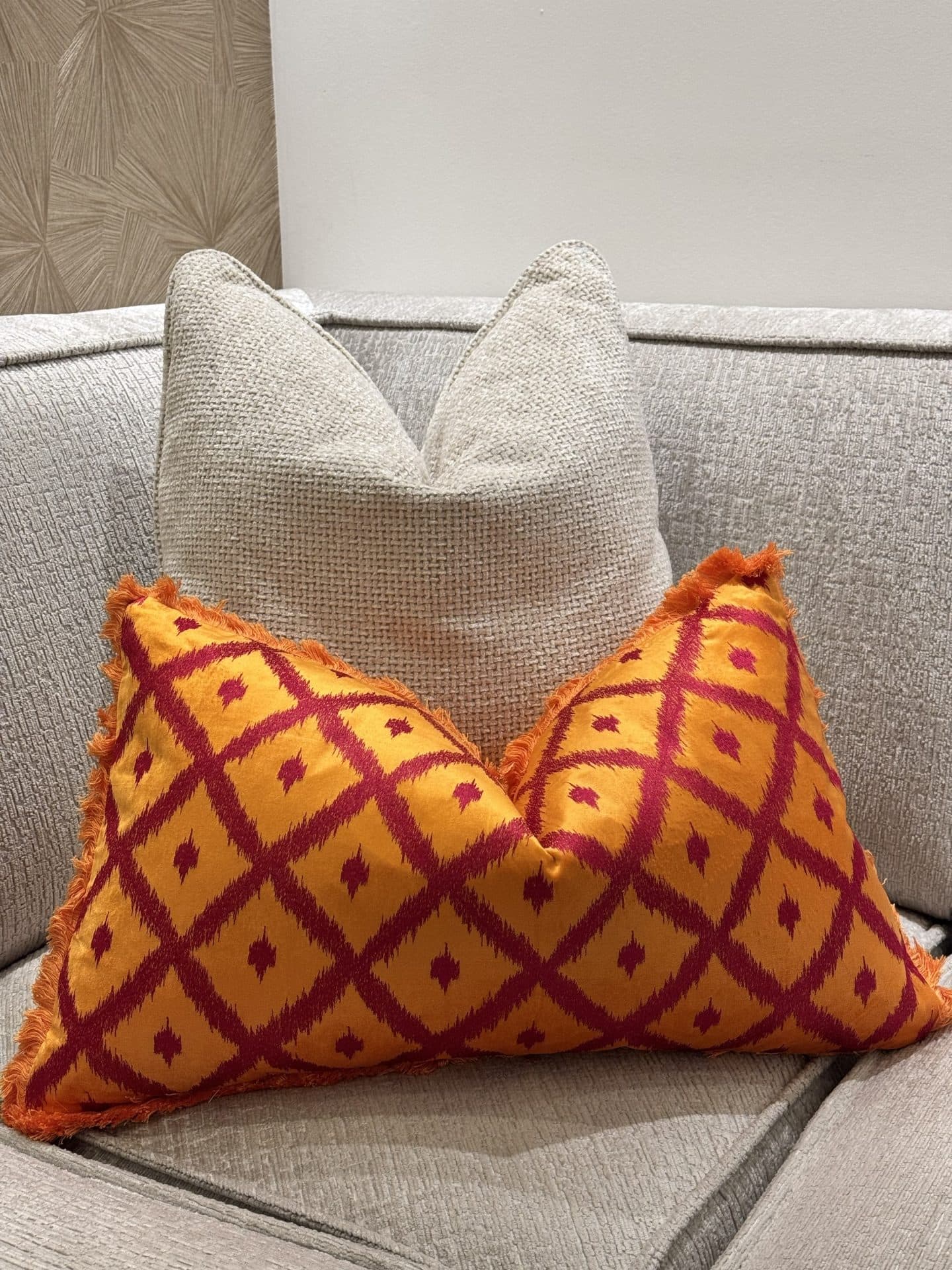 Sierkussen oranje fuchsia ikat-print met franje 60x35 cm