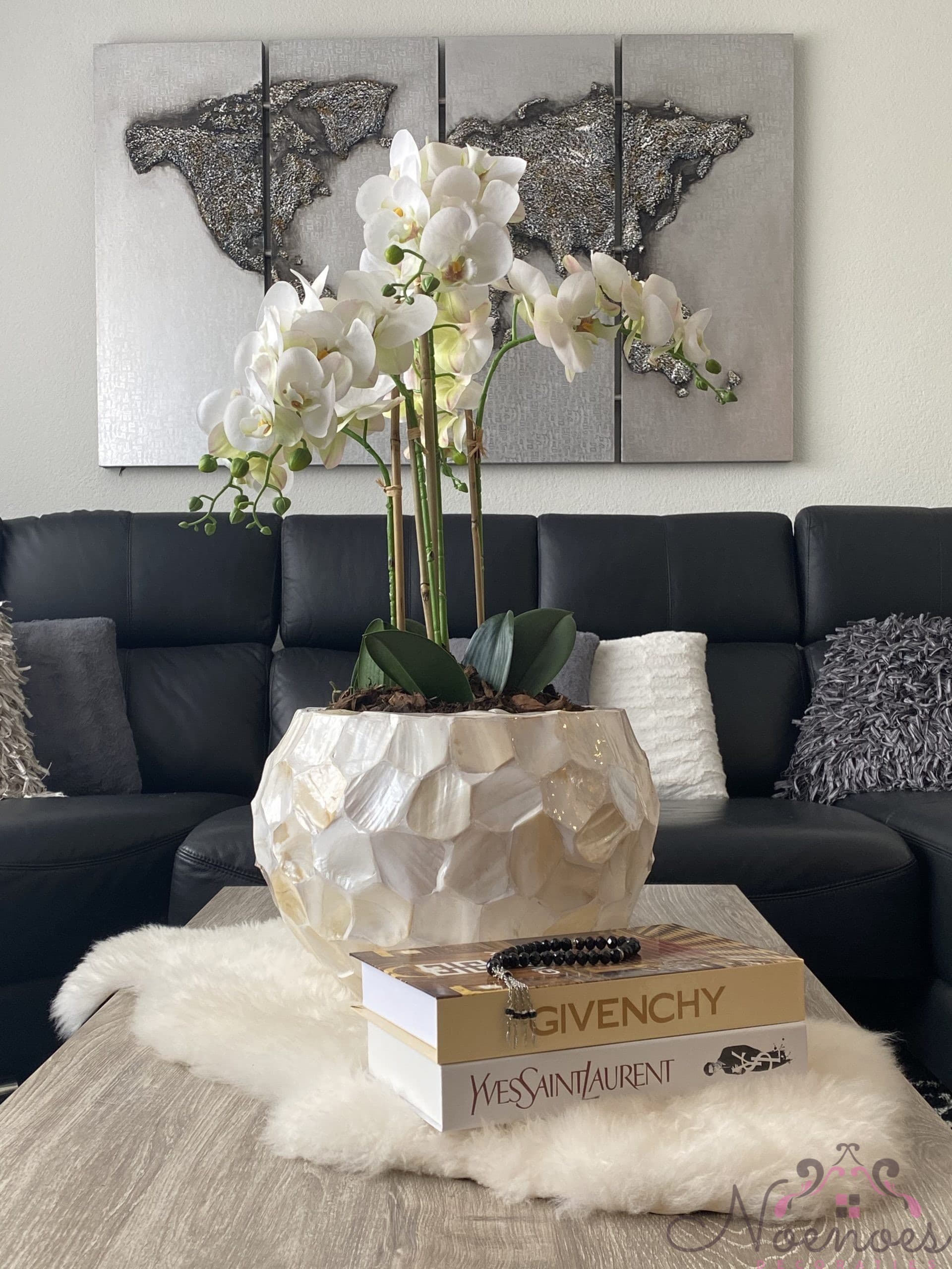 Schelpenvaas bol met witte orchideeën, diameter 36 cm