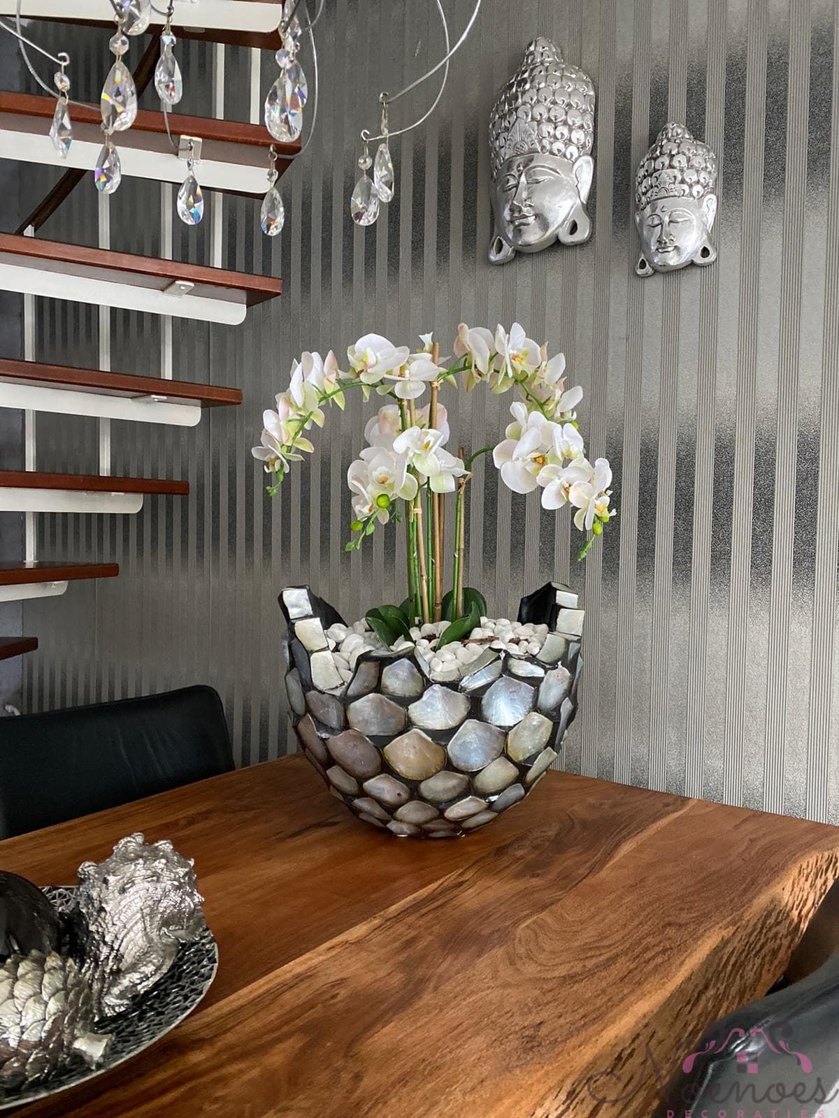 Schelpenvaas bol met witte orchideeën, diameter 40 cm hoogte 34 cm