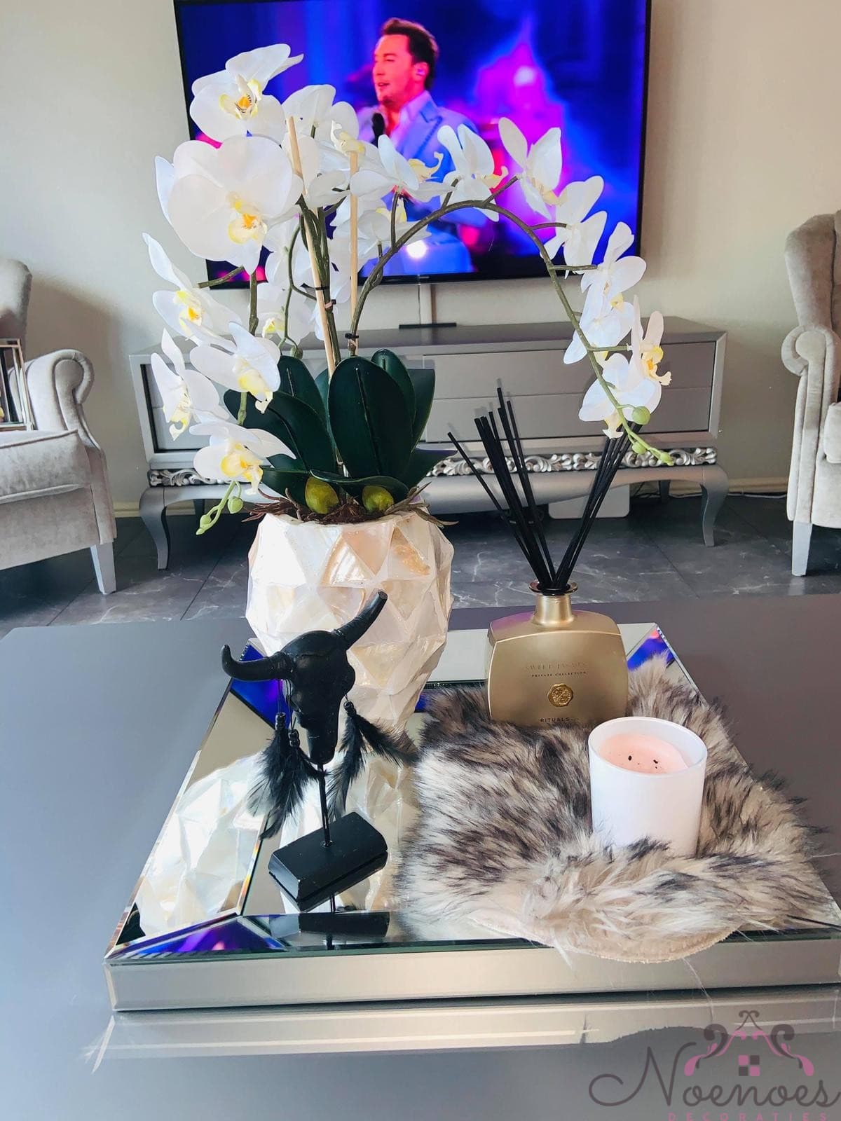 Schelpenvaas S met witte orchideeën, diameter 17 cm, hoogte 24 cm