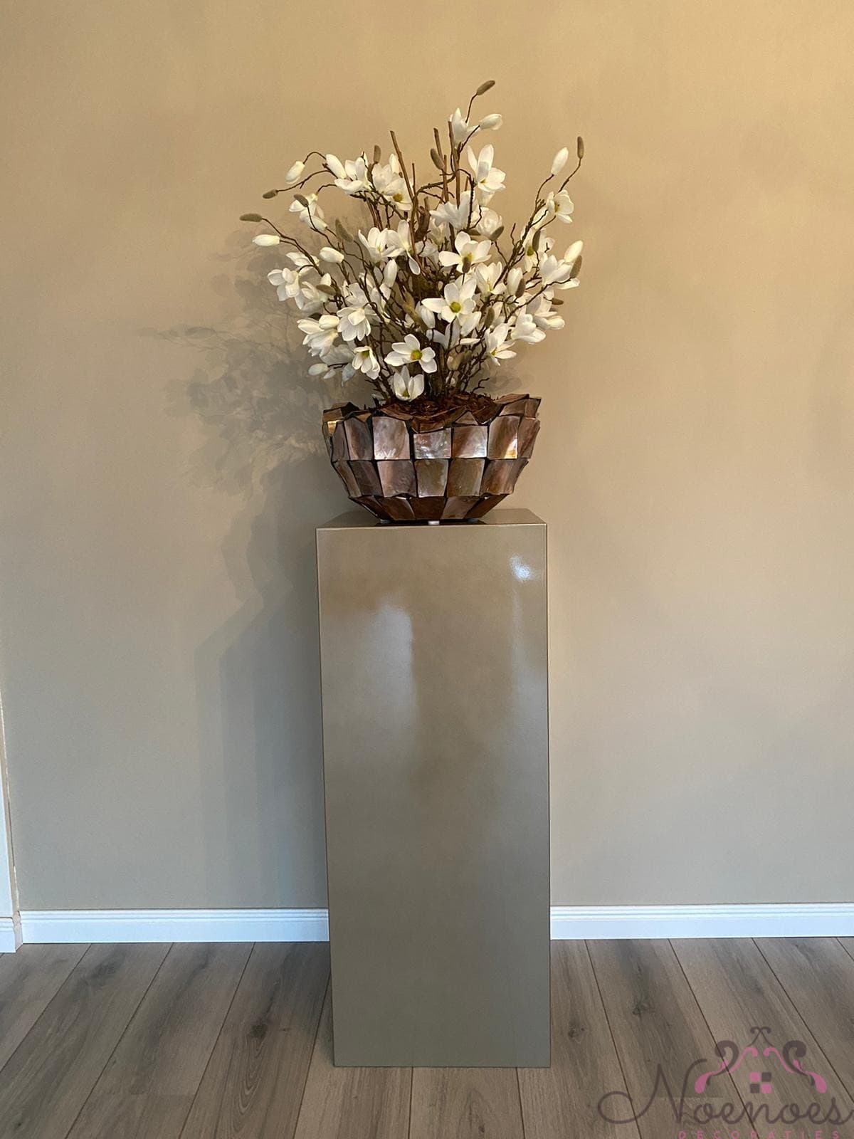 Schelpenvaas bowl met witte magnolia bloemen D40 H24 cm