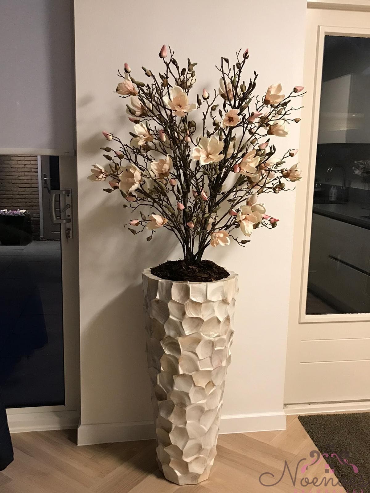 Schelpenvaas M wit 90 cm opgemaakt met oud roze magnolia