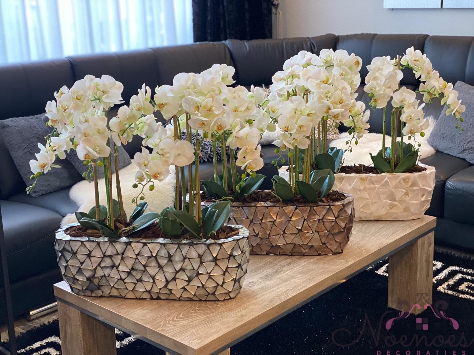 Schelpenvaas bootvorm met witte orchideeën 60x19x20 cm