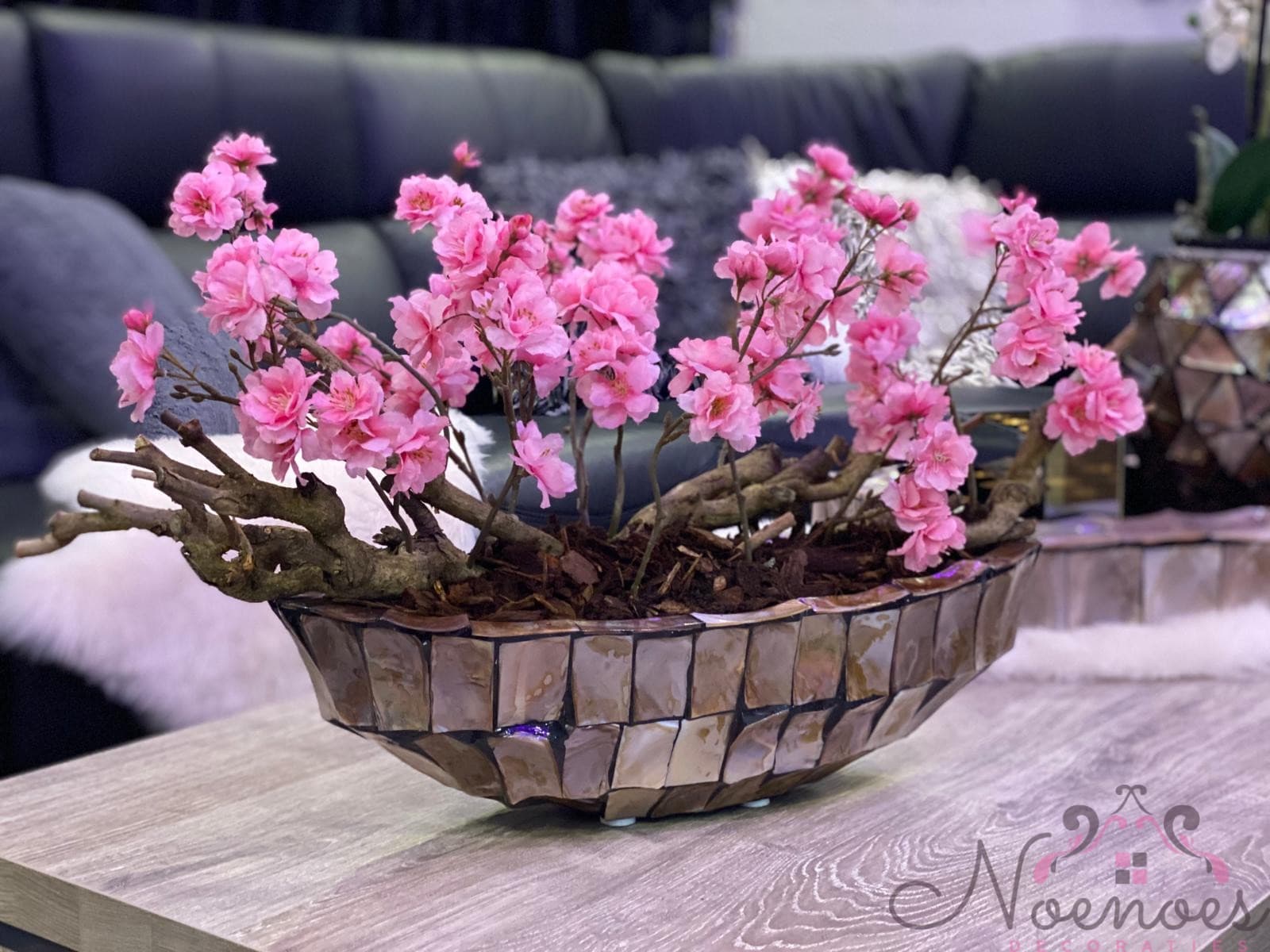 Schelpenvaas schuitje met roze cherry bloesems 46 cm