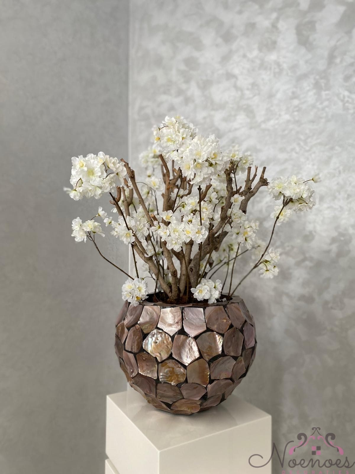 Schelpenvaas bol bruin/rosé met witte bloesems 36 cm