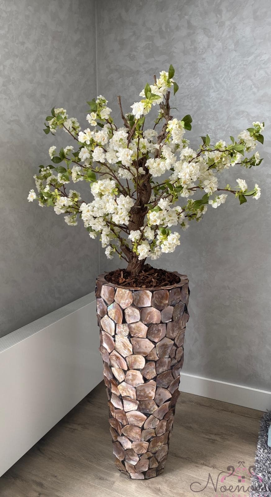 Schelpenvaas met witte cherry bloesems H90 cm bruin/rosé
