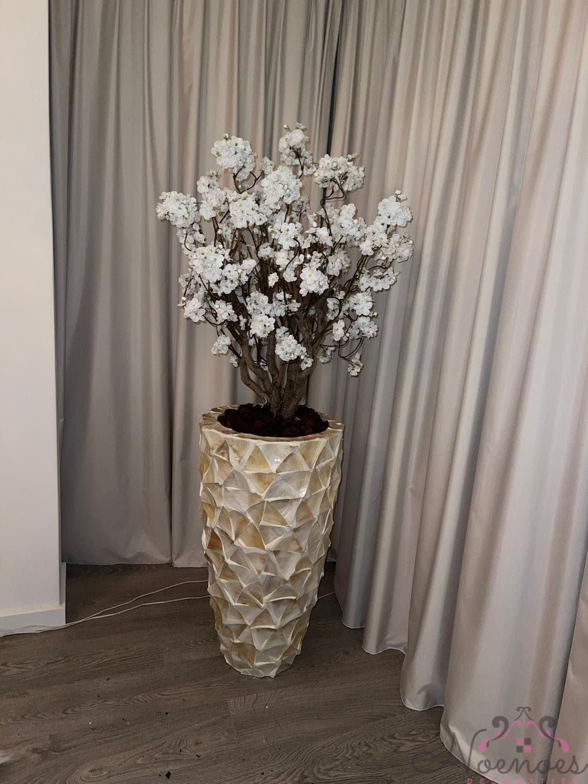 Schelpenvaas triangle met witte bloesems 77 cm hoog