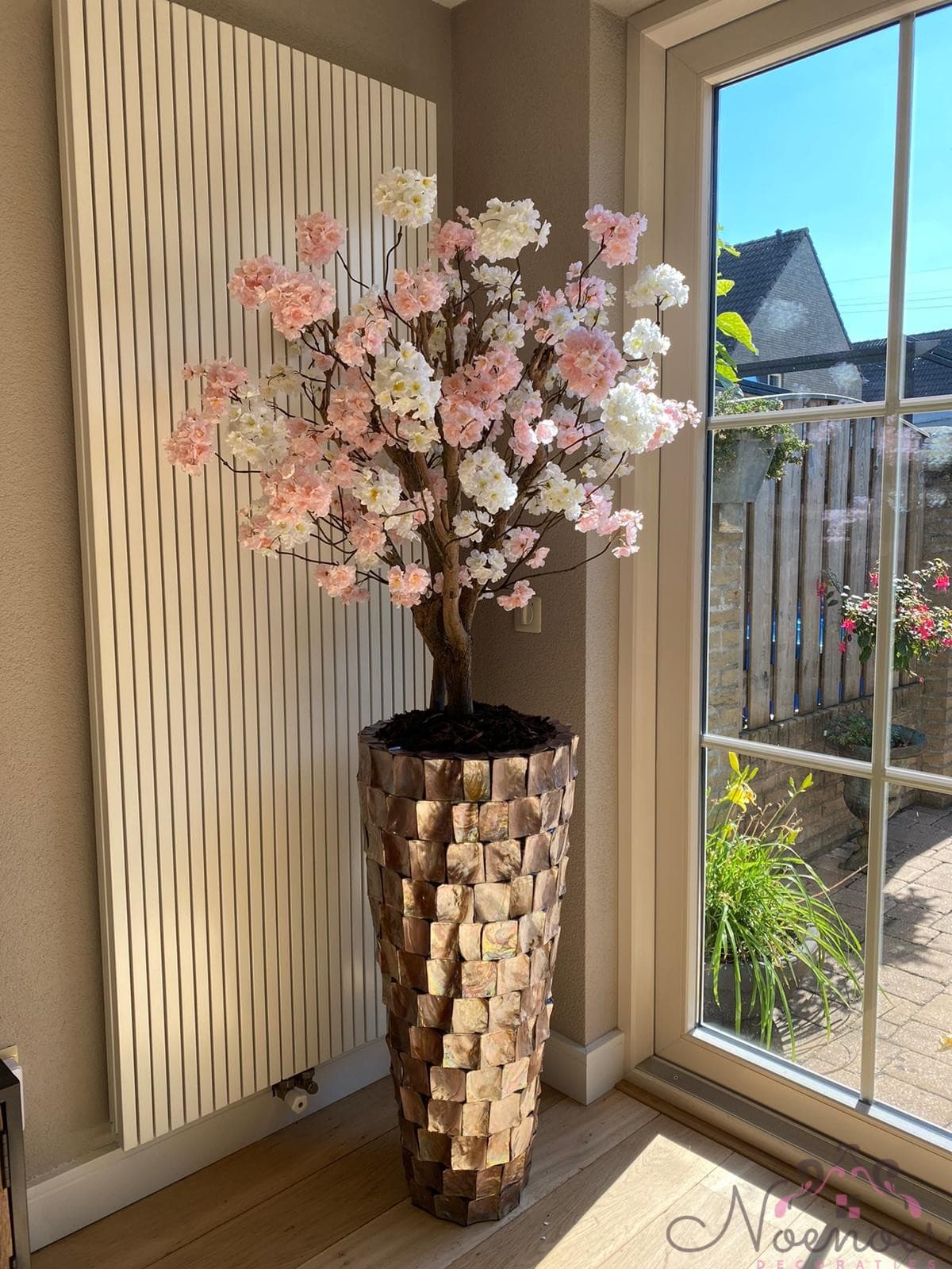 Schelpenvaas opgemaakt met wit-roze bloesems 40x90 cm