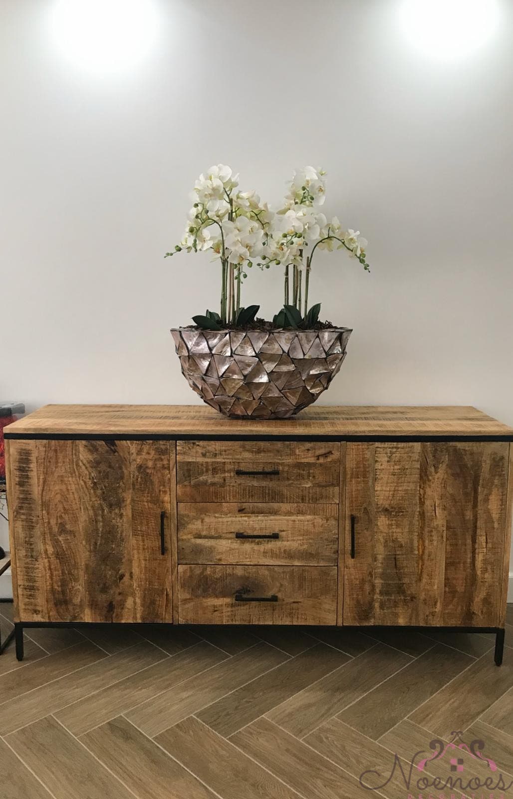 Schelpenvaas ovaal met witte orchideeën 60 x 30 cm