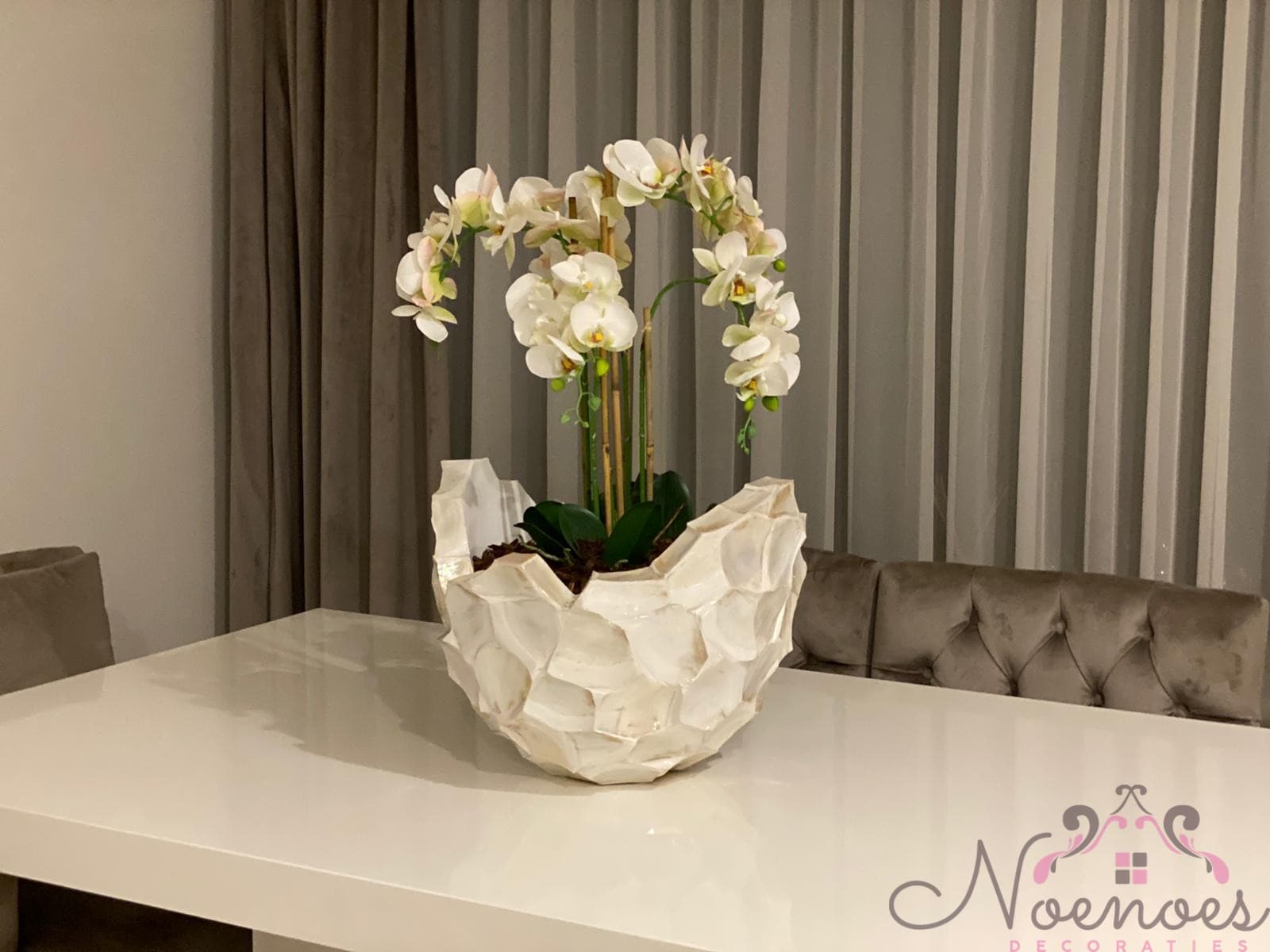 Schelpenvaas broken bowl met orchideeën, diameter 40 cm