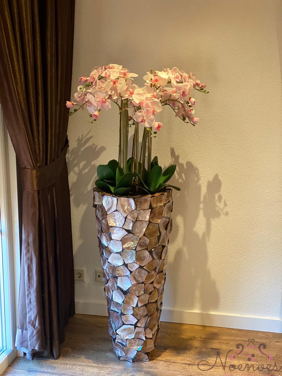 Schelpenvaas met roze orchideeën, hoogte 90 cm