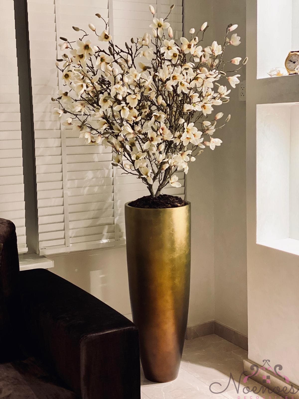 Metallic gouden vaas opgeknapt met magnolia bloemen H90 cm