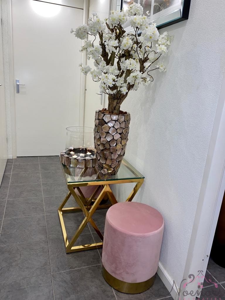 Schelpenvaas 45 cm opgemaakt met witte bloesems