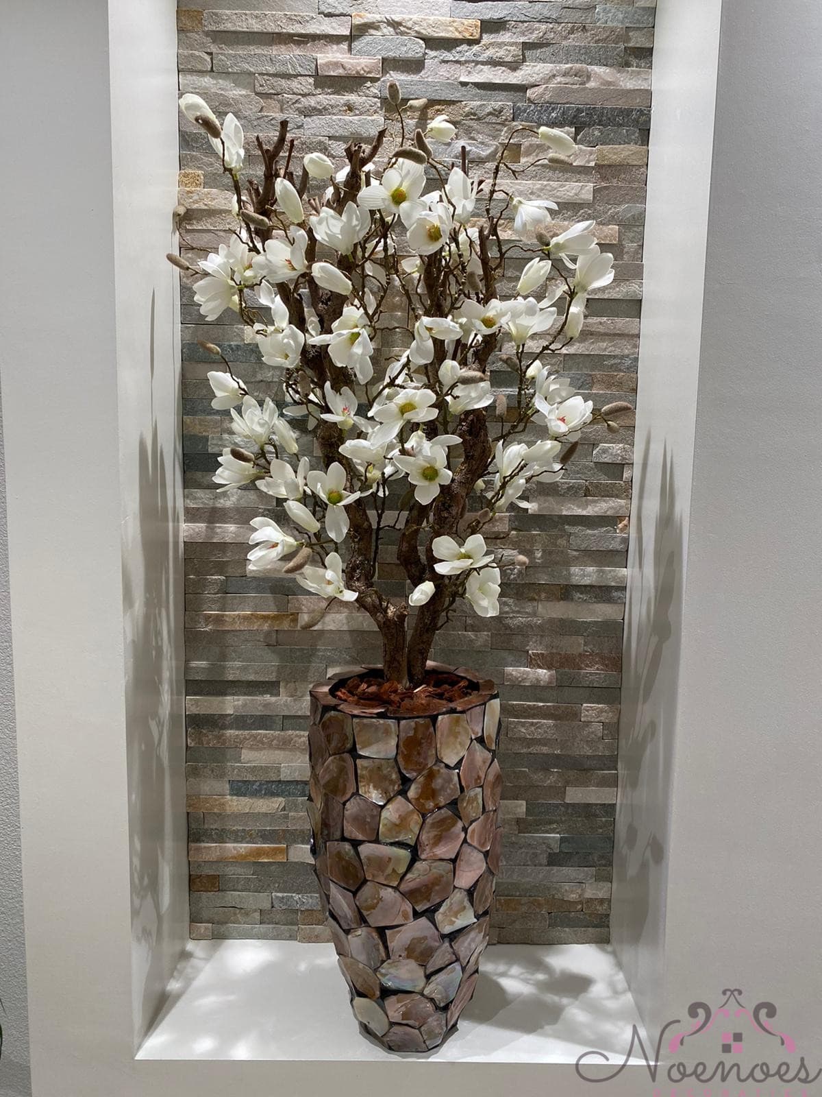 Schelpenvaas 45 cm opgemaakt met magnolia boom